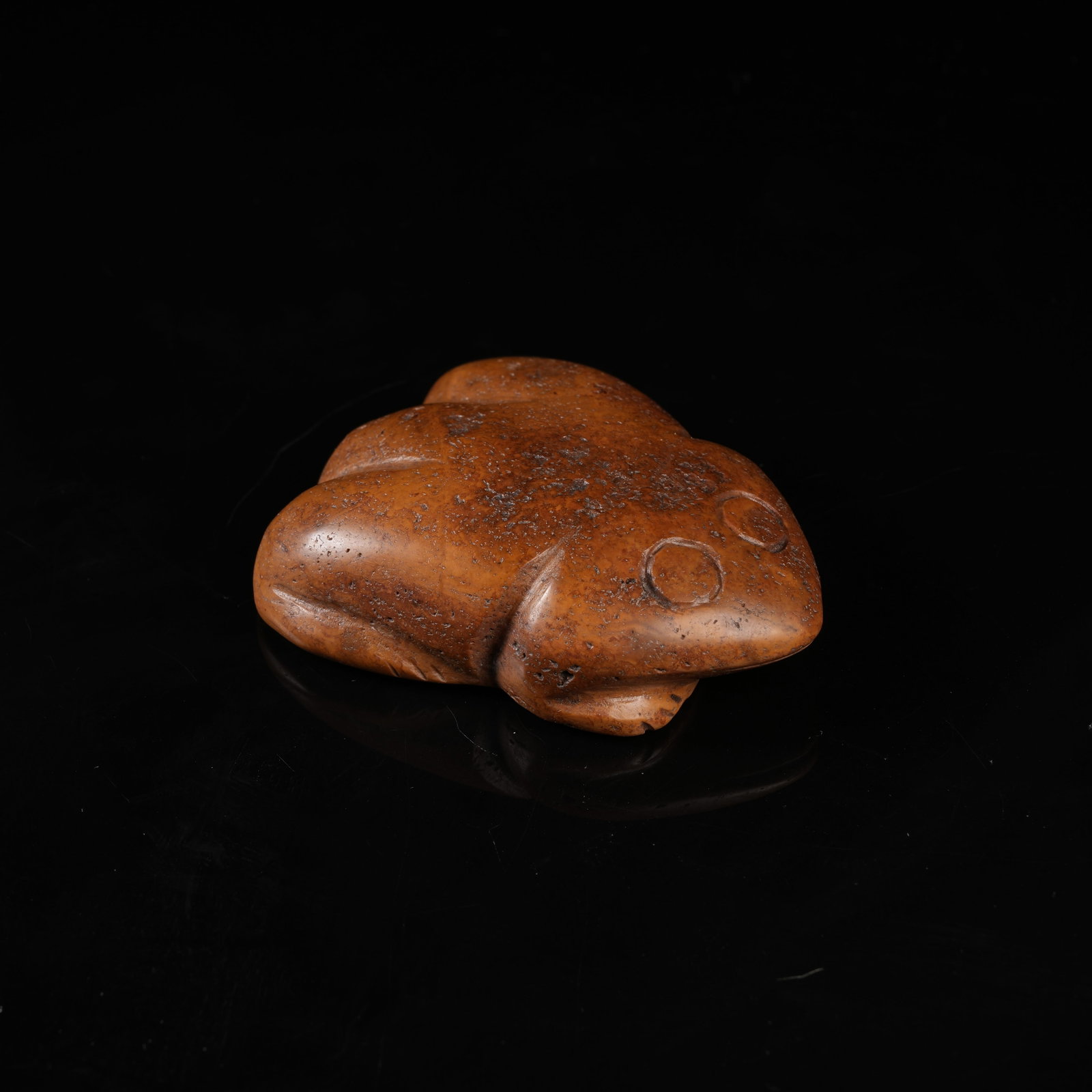 A ARCHAIC JADE ORNAMENT OF FROGS SYMBOLIZING FORTUNE: Archaic Jade Ornament of Frogs Symbolizing Fortune