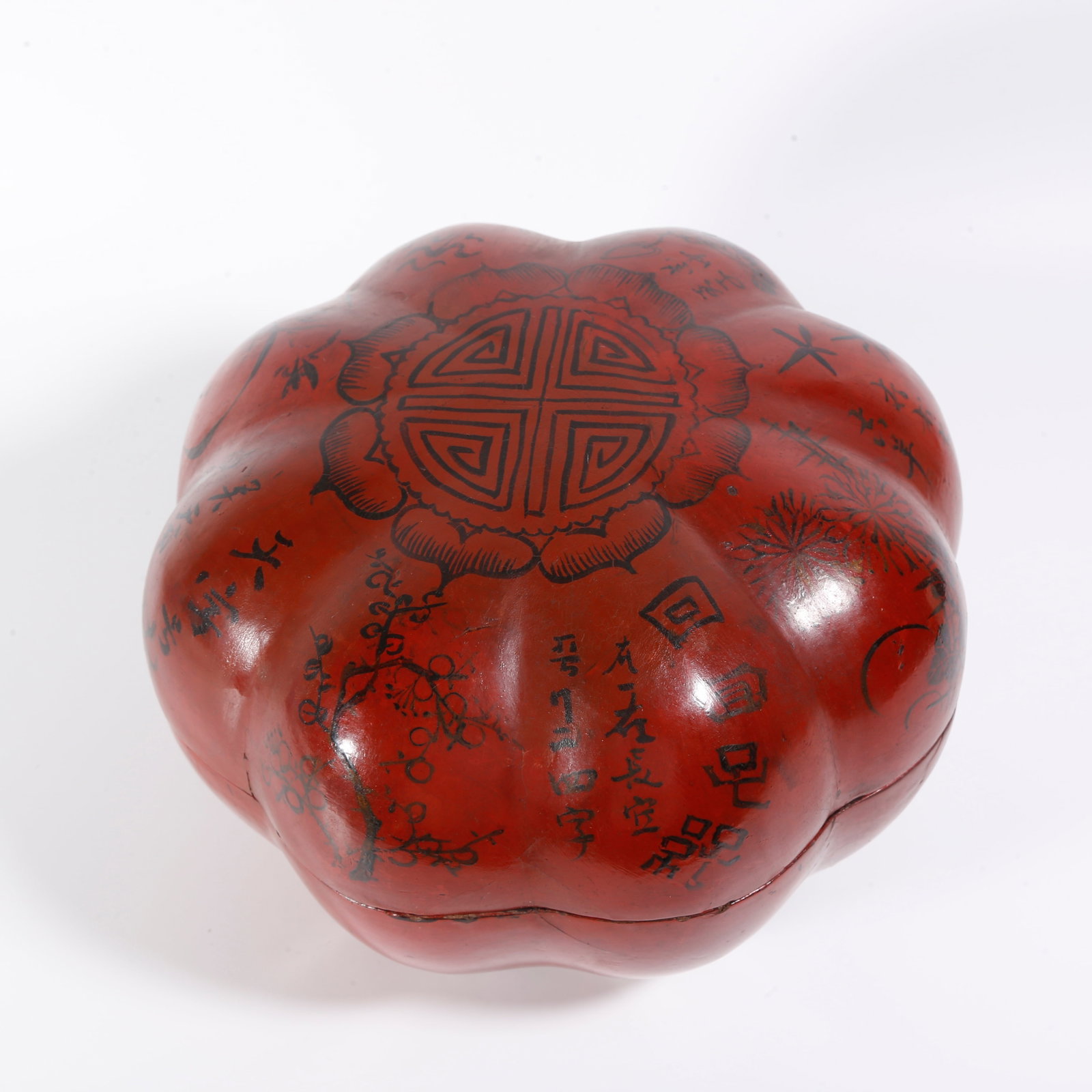 A CARVED LACQUER BOX WITH AUSPICIOUS FLOWER PATTERN (1 of 9)