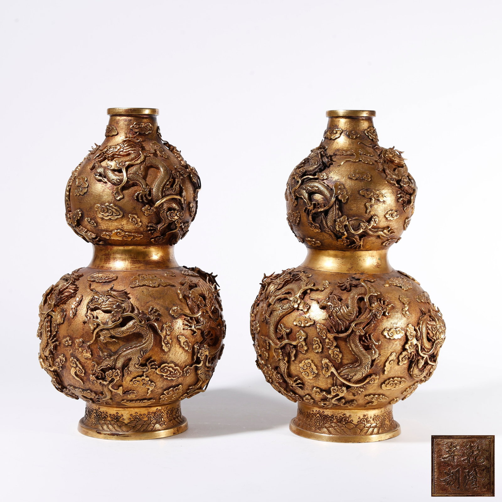 A PAIR OF GILT BRONZE GOURD VASES WITH CLOUD AND DRAGON PATTERN (1 of 10)