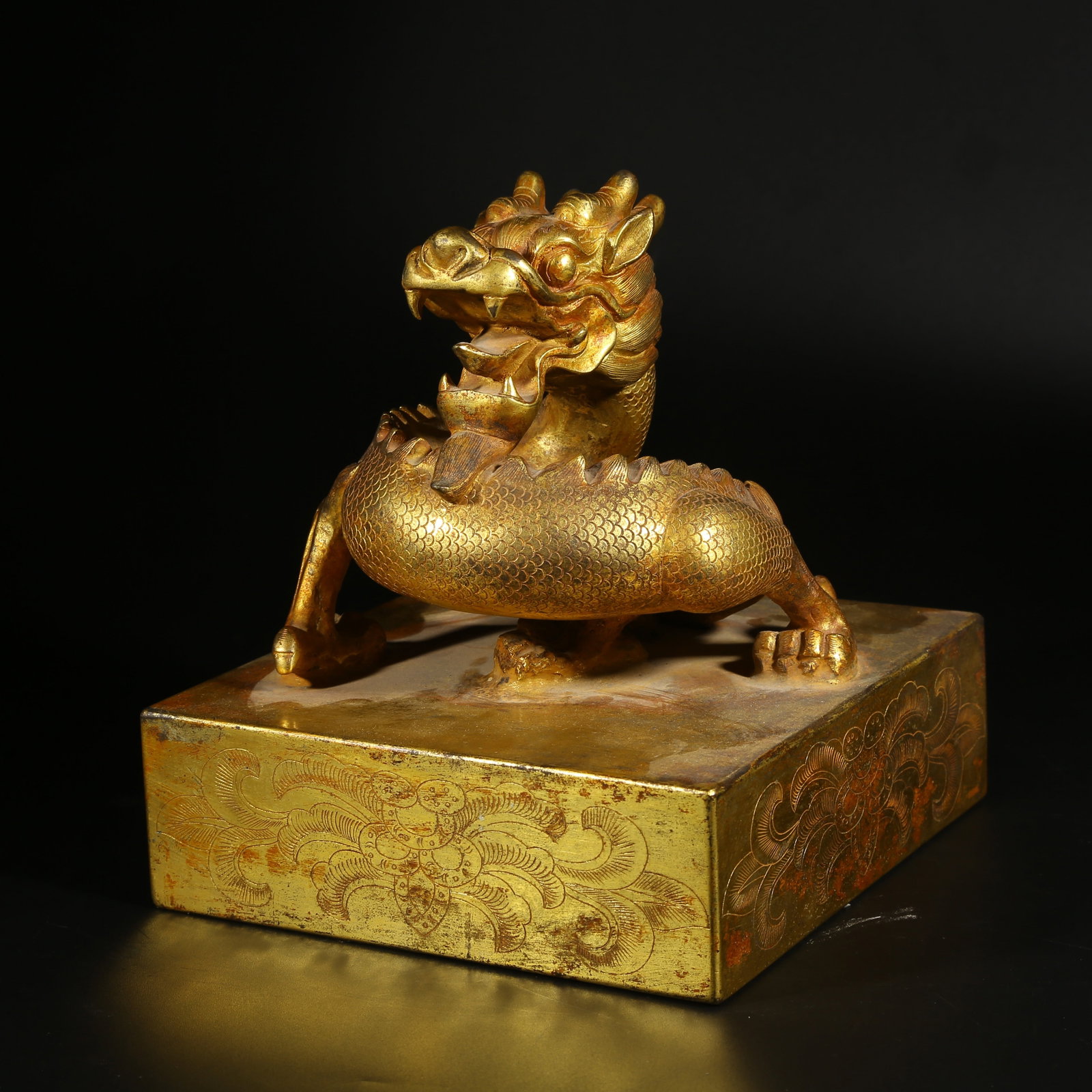 A GILT BRONZE SEAL WITH DRAGON KNOB (1 of 8)