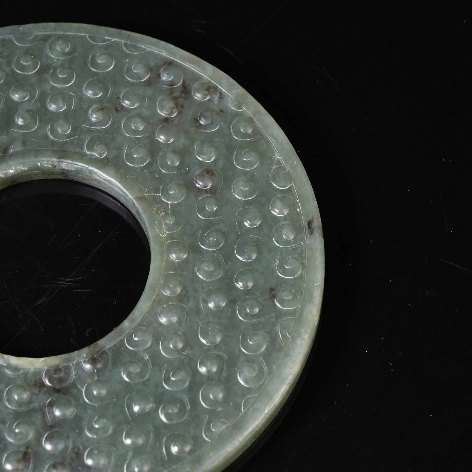 A GREEN NEPHRITE BI DISC WITH INTERLOCKING CLOUD PATTERN - 2
