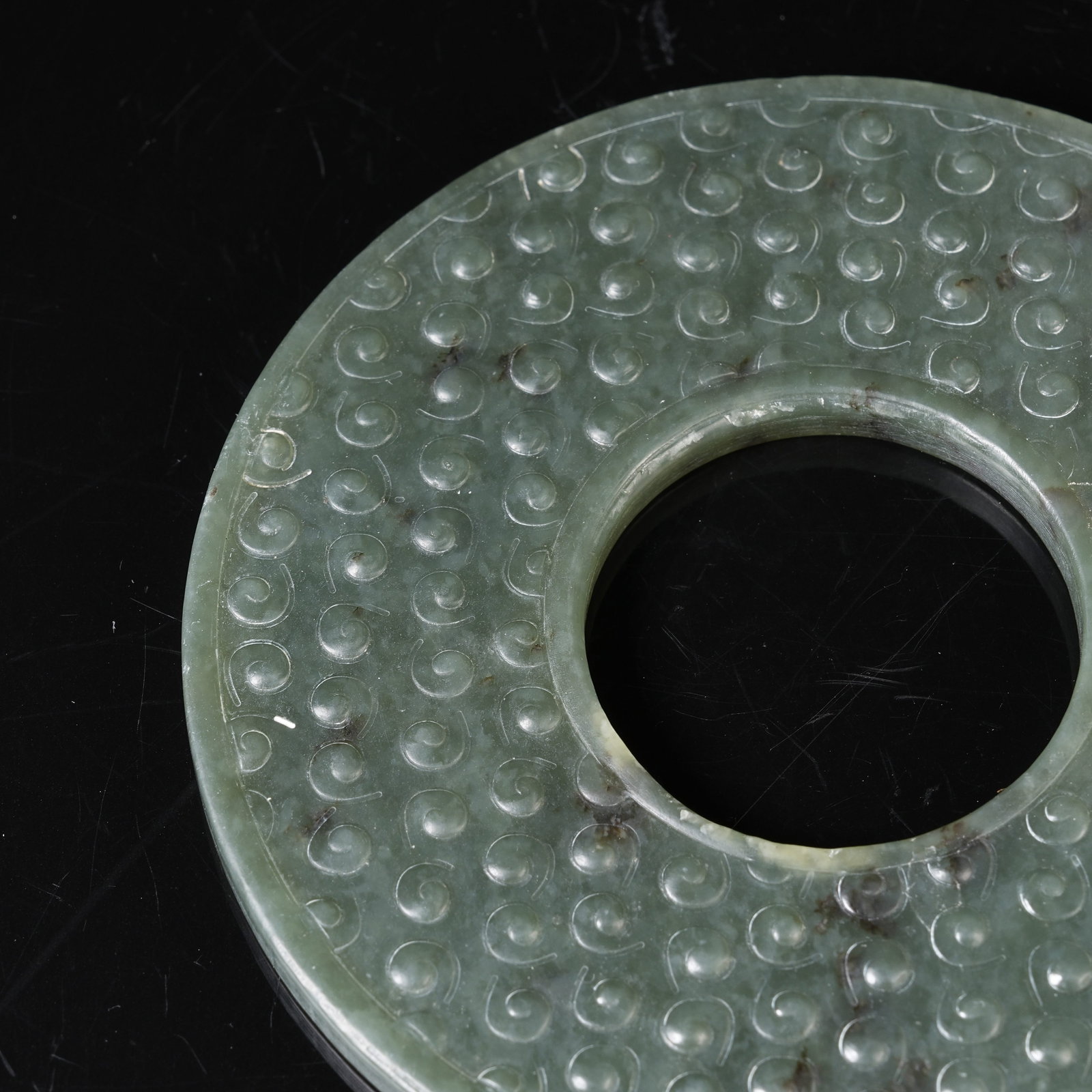 A GREEN NEPHRITE BI DISC WITH INTERLOCKING CLOUD PATTERN - 3