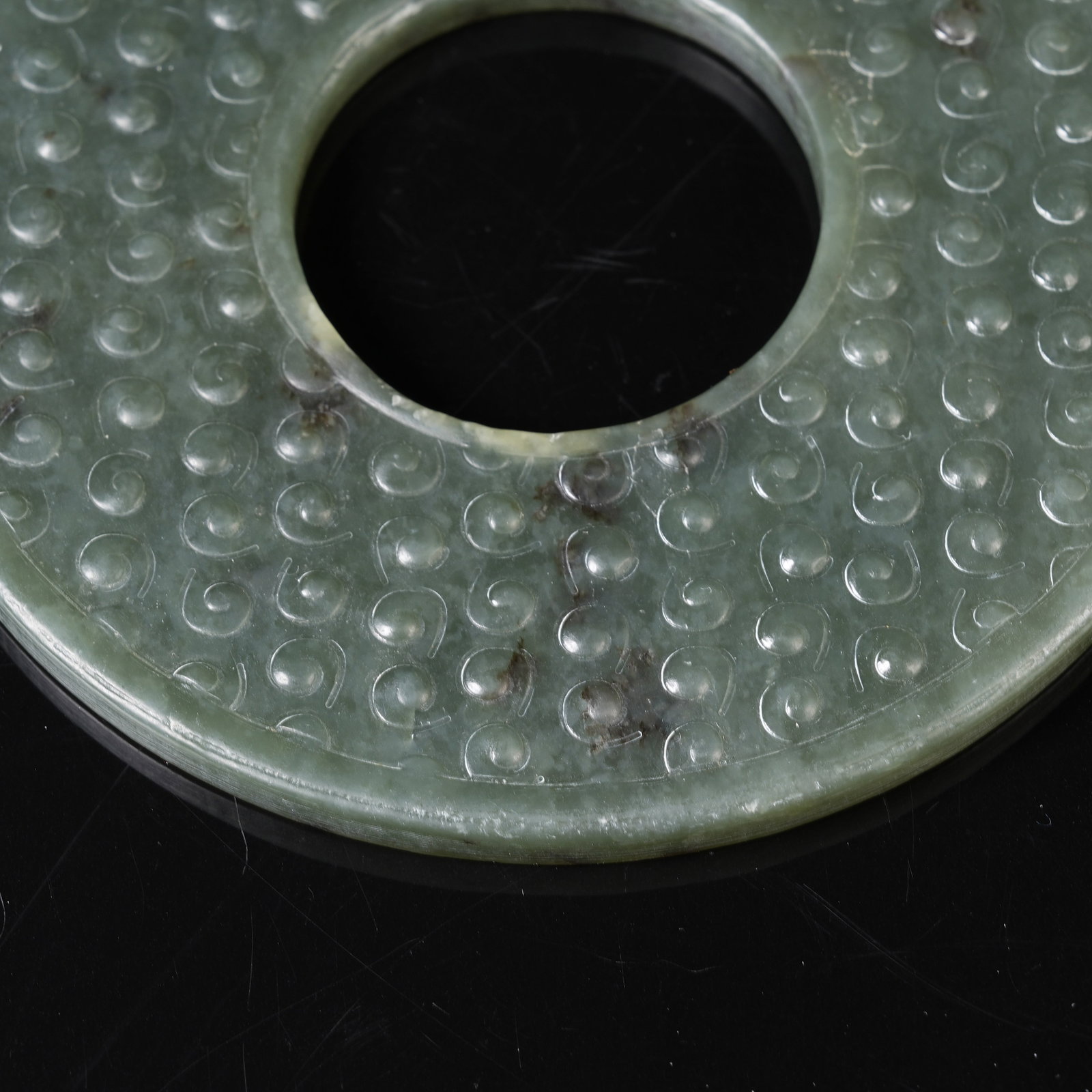 A GREEN NEPHRITE BI DISC WITH INTERLOCKING CLOUD PATTERN - 4