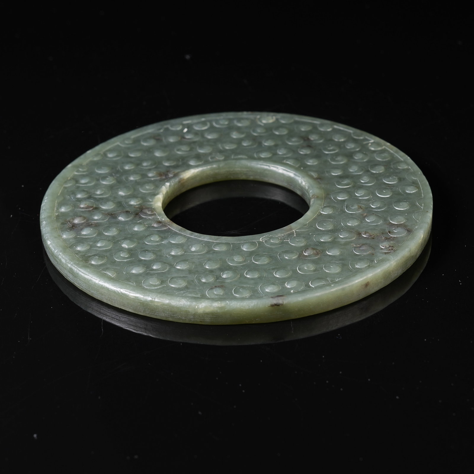 A GREEN NEPHRITE BI DISC WITH INTERLOCKING CLOUD PATTERN - 6