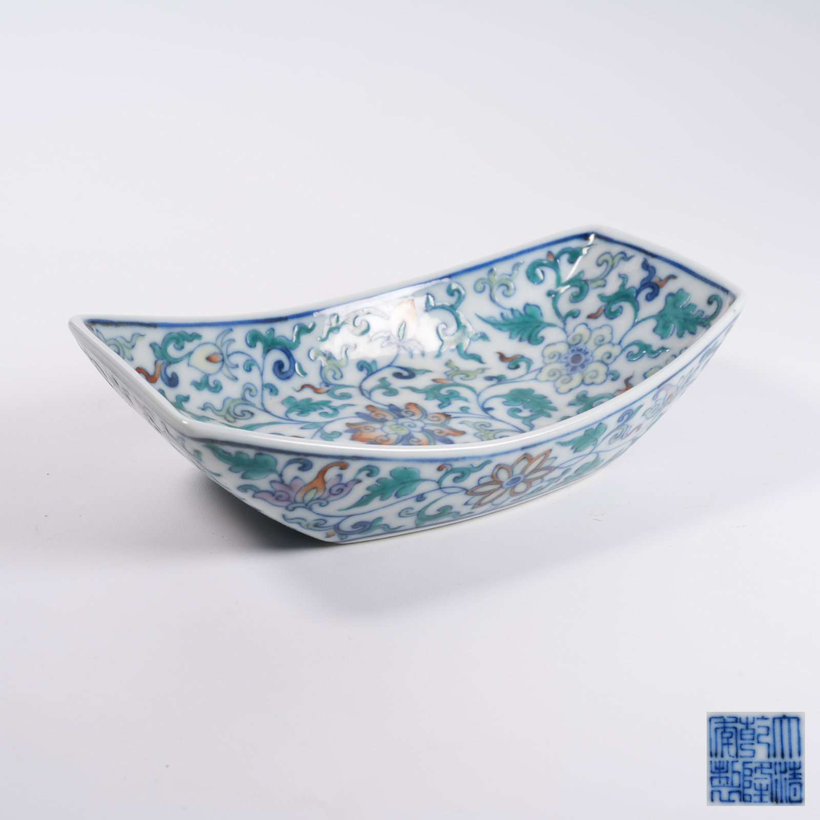 A DOUCAI TEA TRAY WITH INTERLOCKING FLORAL PATTERN (1 of 8)