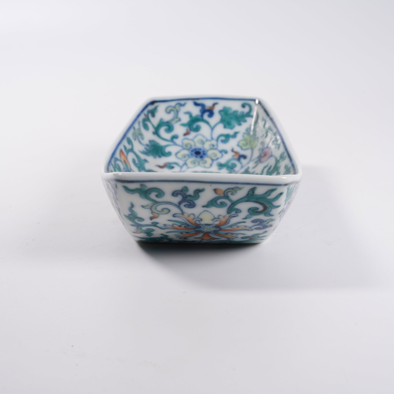 A DOUCAI TEA TRAY WITH INTERLOCKING FLORAL PATTERN - 2