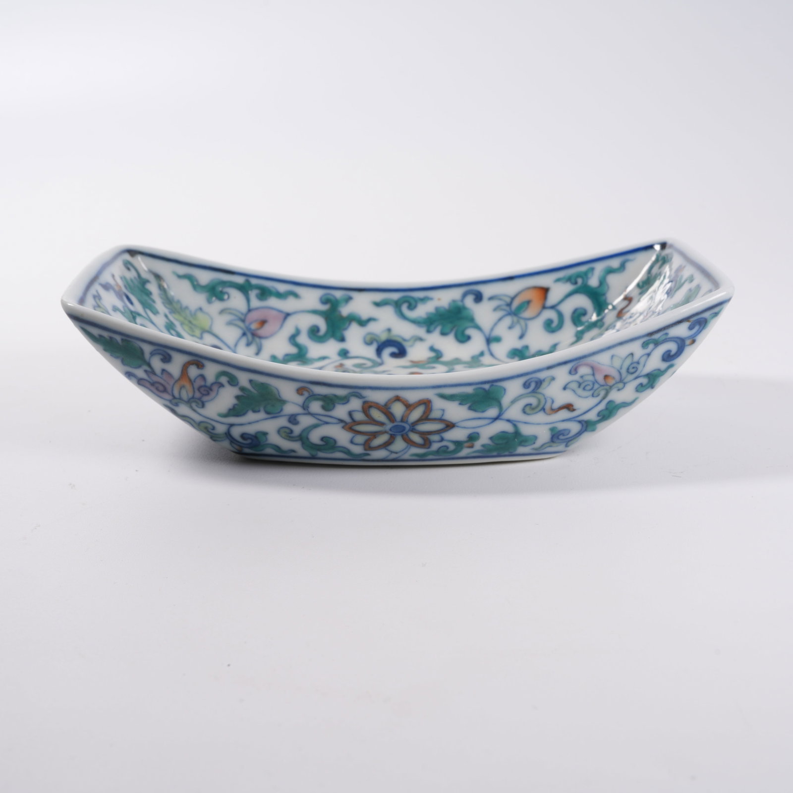 A DOUCAI TEA TRAY WITH INTERLOCKING FLORAL PATTERN - 3