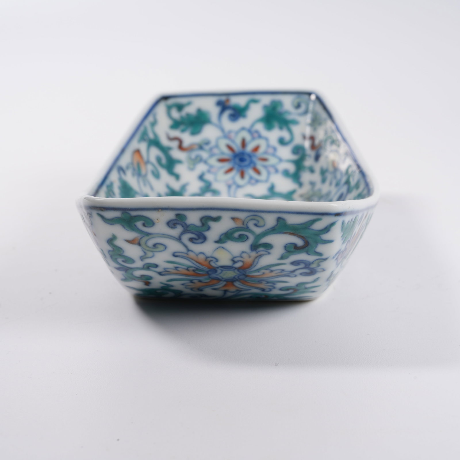 A DOUCAI TEA TRAY WITH INTERLOCKING FLORAL PATTERN - 4