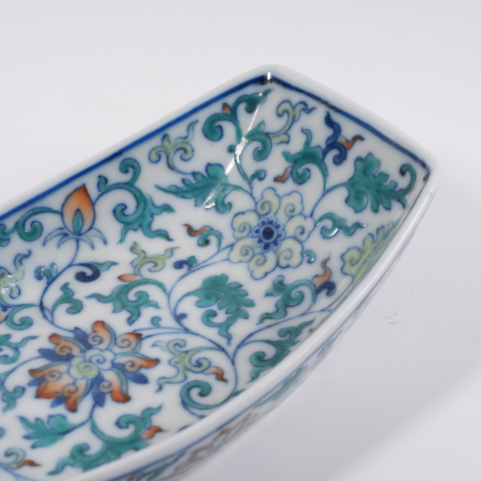 A DOUCAI TEA TRAY WITH INTERLOCKING FLORAL PATTERN - 5