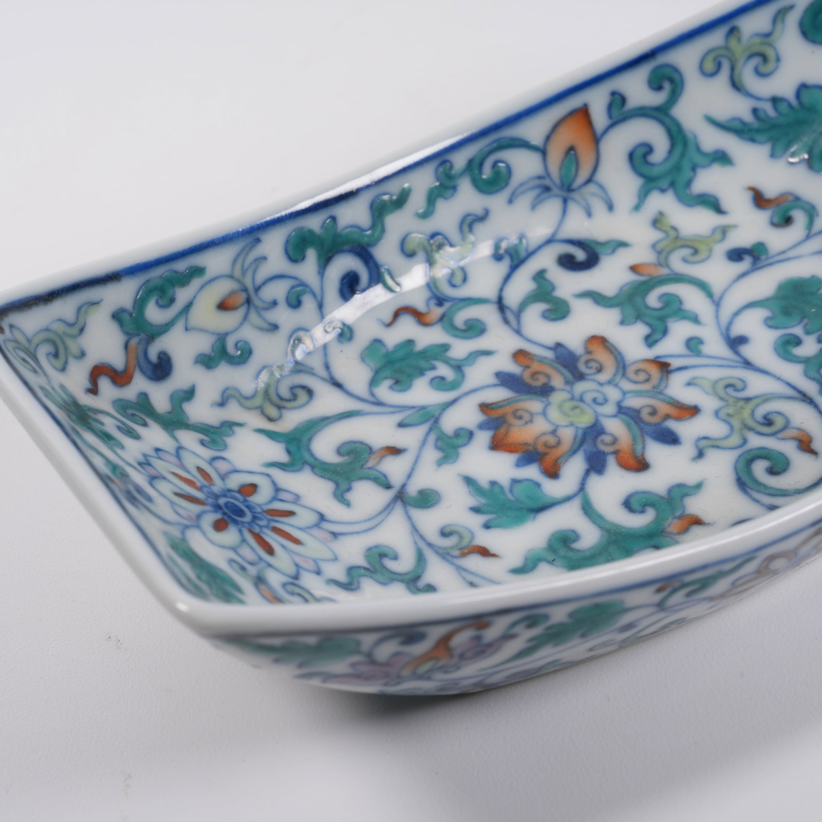 A DOUCAI TEA TRAY WITH INTERLOCKING FLORAL PATTERN - 6