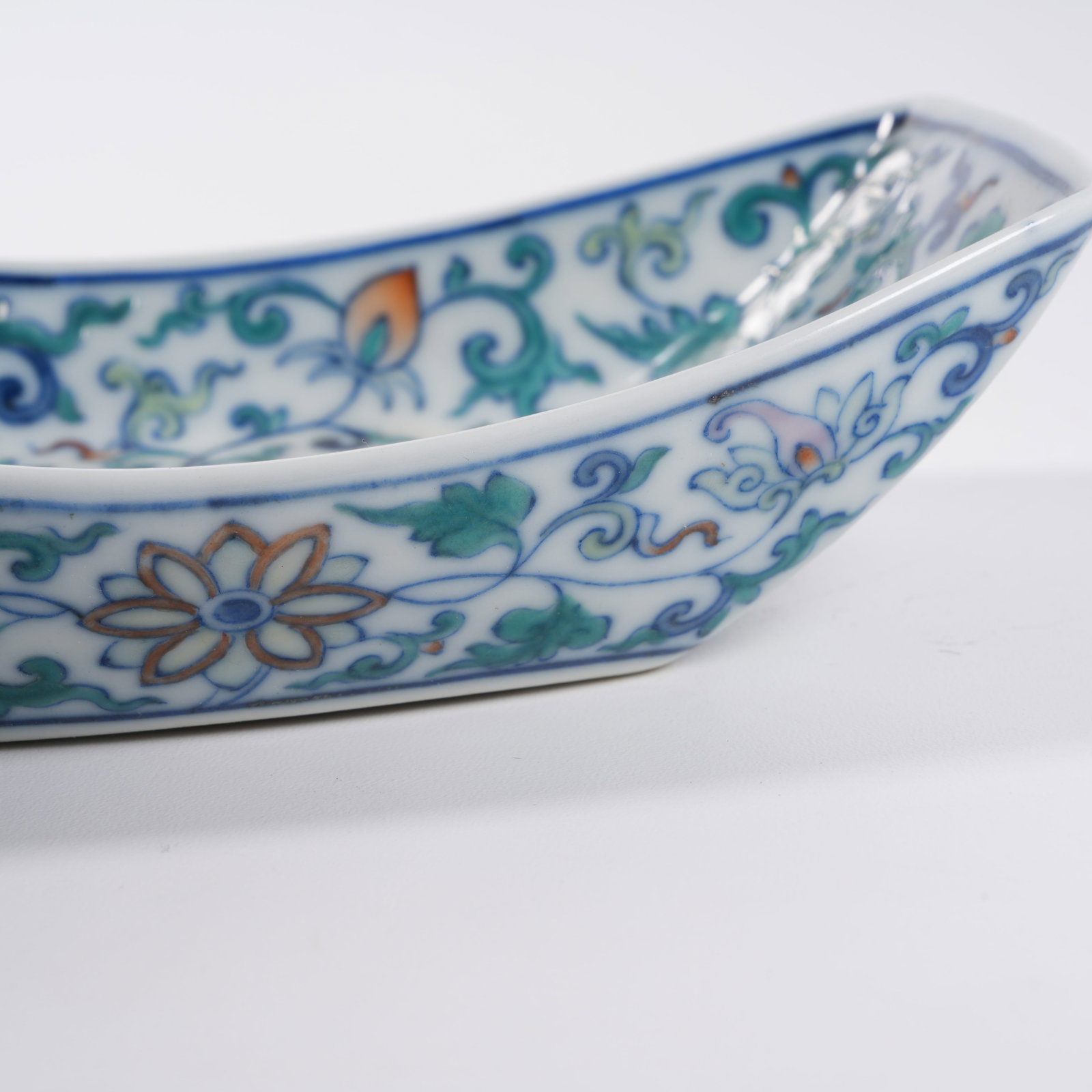 A DOUCAI TEA TRAY WITH INTERLOCKING FLORAL PATTERN - 7