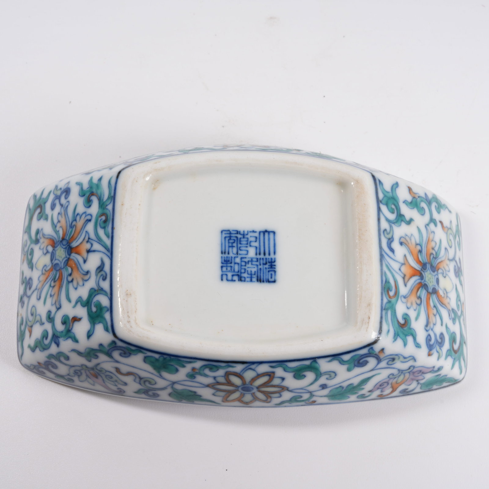 A DOUCAI TEA TRAY WITH INTERLOCKING FLORAL PATTERN - 8