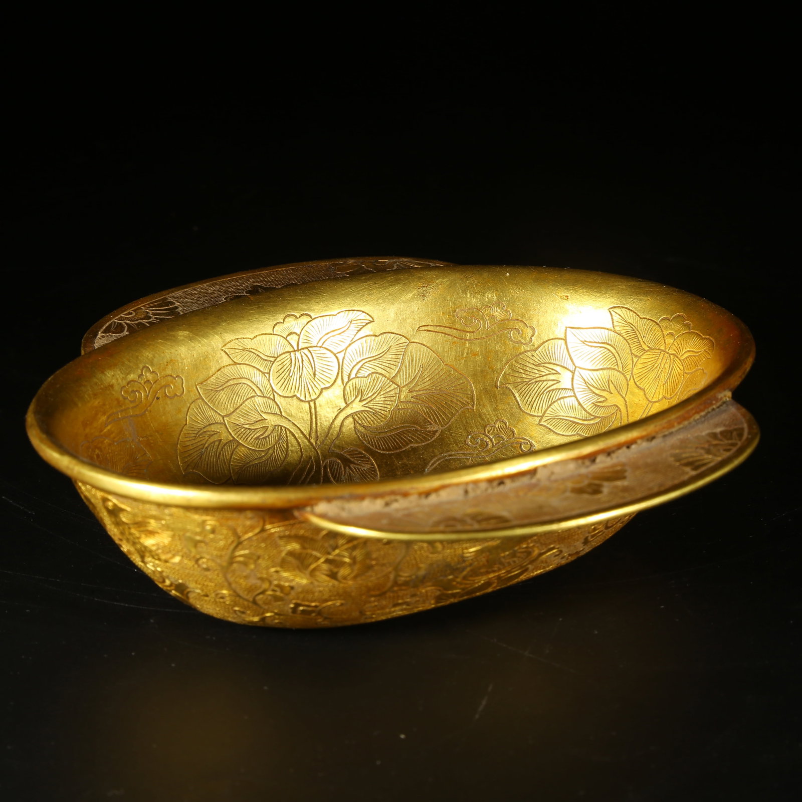 A GILT BRONZE FEATHER CUP WITH BIRD DESIGN: Gilt Bronze Feather Cup with Bird Design