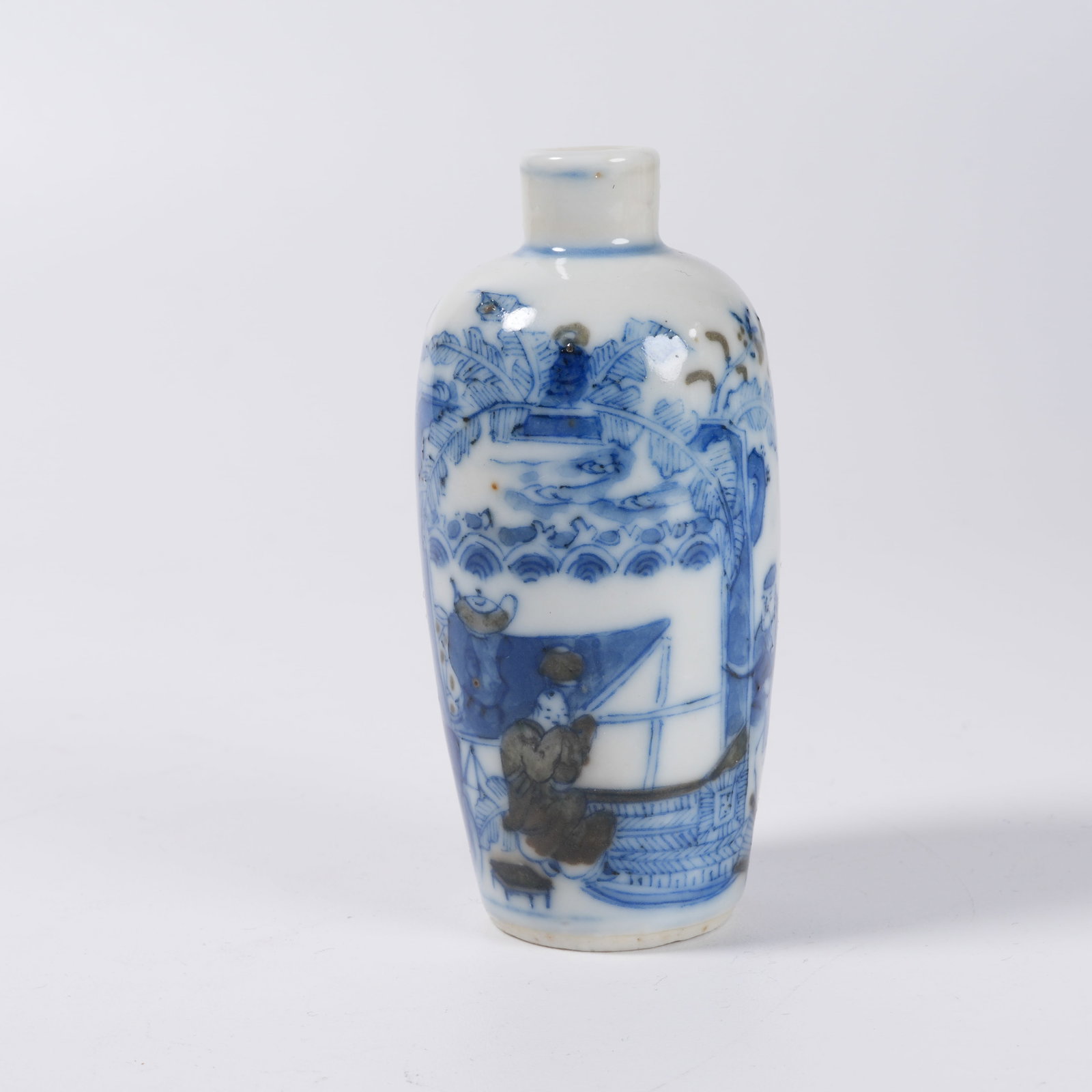 A BLUE AND WHITE SNUFF BOTTLE WITH FIGURE STORY PATTERN: Blue and White Snuff Bottle with Figure Story Pattern