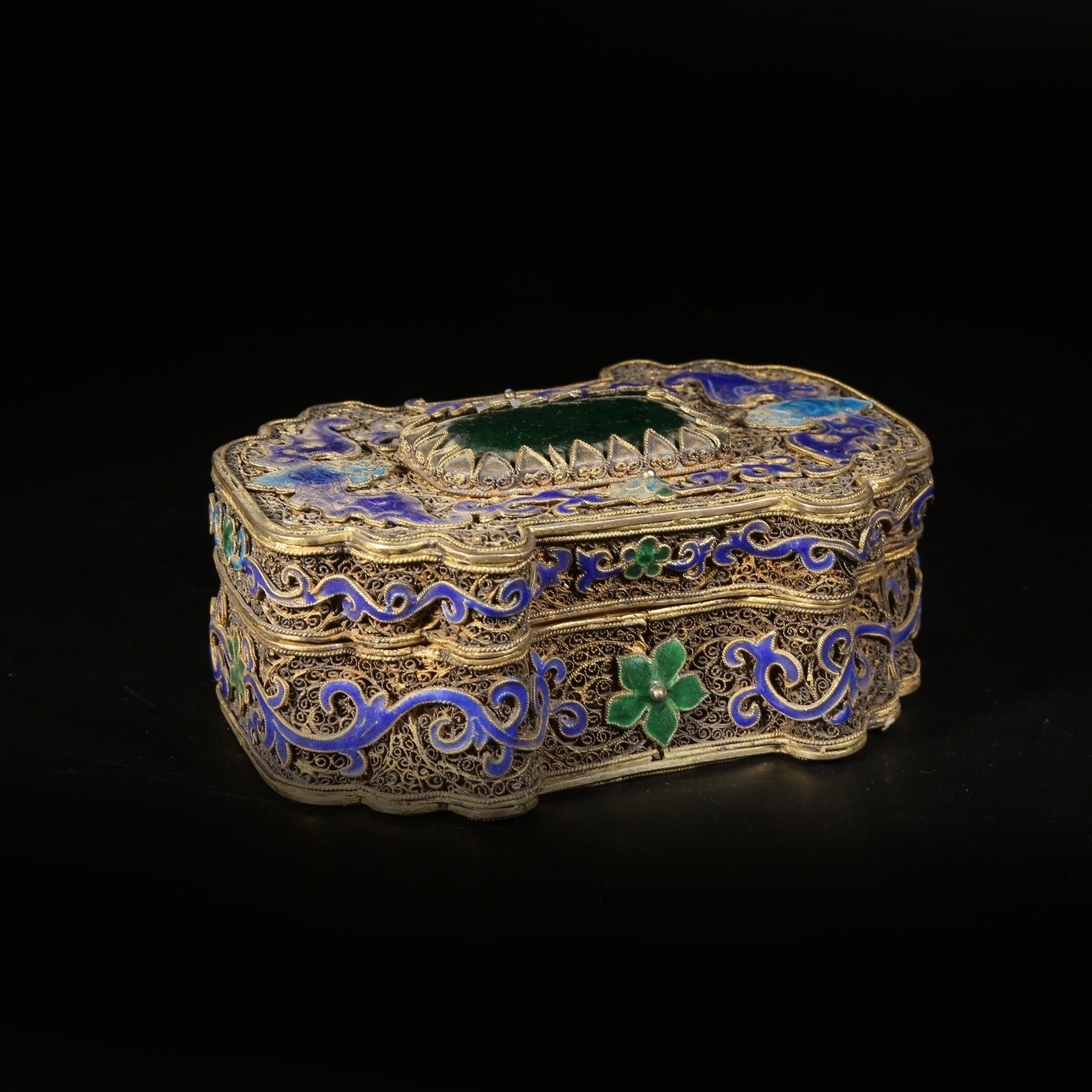 A GILT SILVER FILIGREE ENAMELLED COVERED BOX INLAID WITH JADEITE: Gilt Silver Filigree Enamelled Covered Box Inlaid with Jadeite