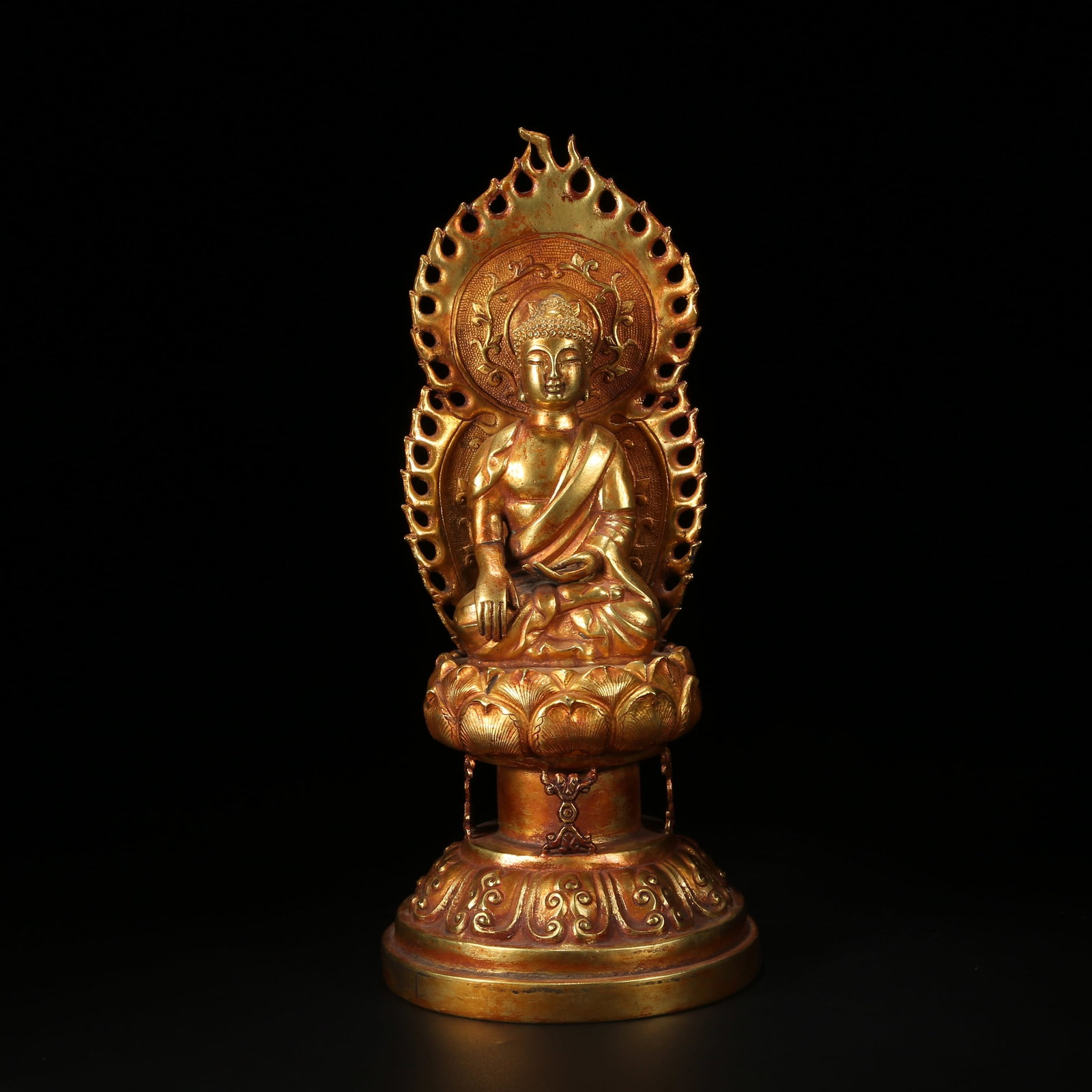 A GILT BRONZE SHAKYAMUNI BUDDHA STATUE: Gilt Bronze Shakyamuni Buddha Statue