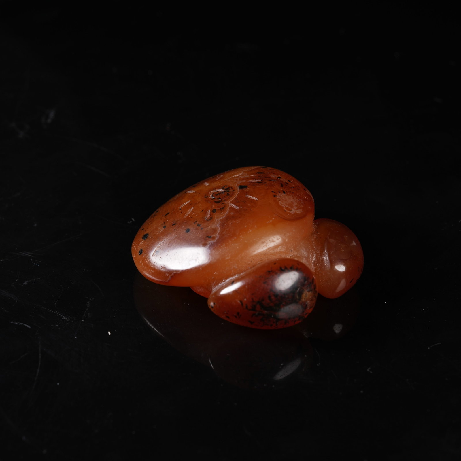 A AGATE ORNAMENT: Agate Ornament