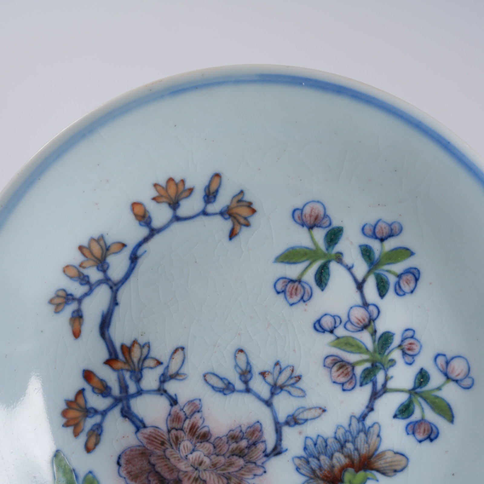 A DOUCAI PLATE WITH FLORAL PATTERN - 2