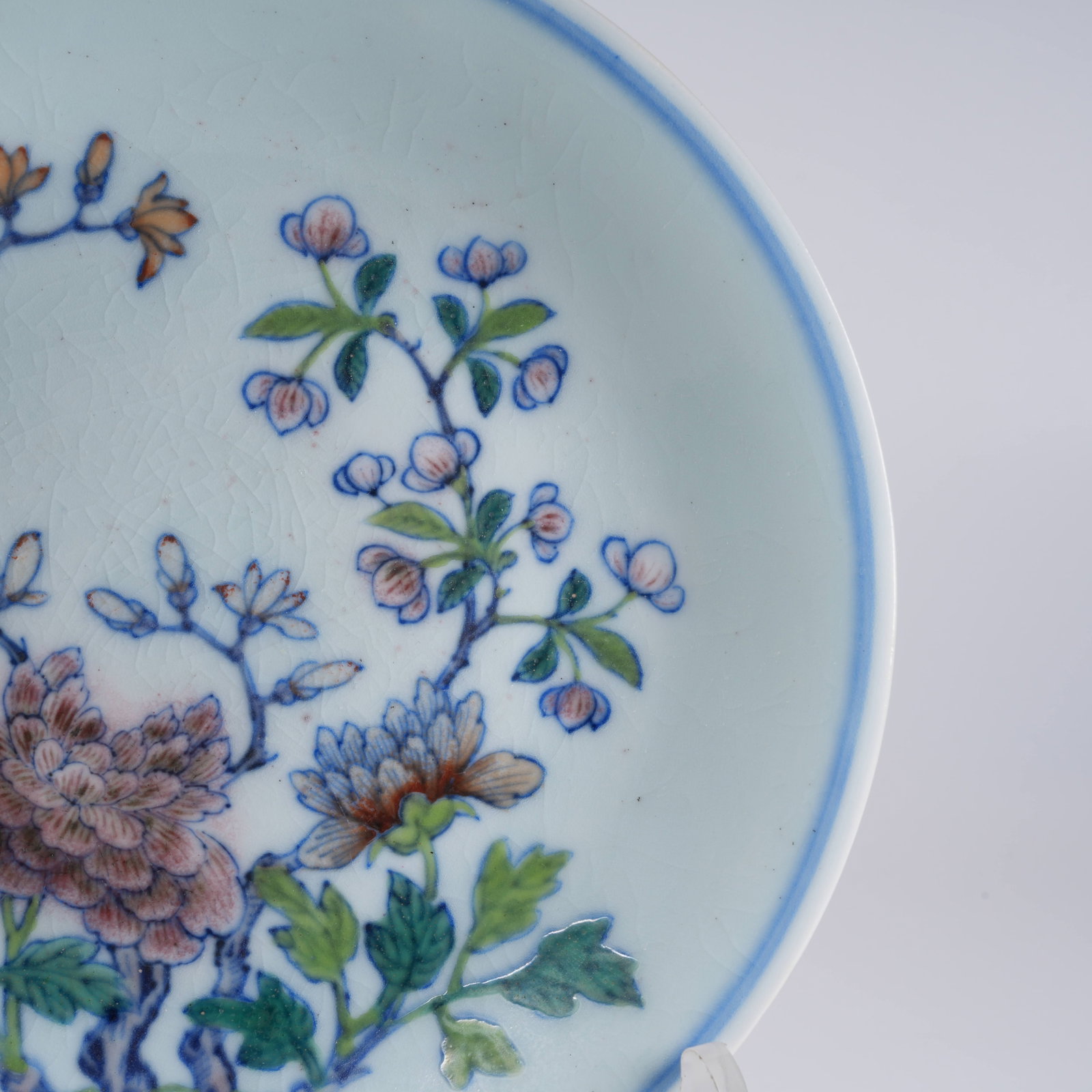 A DOUCAI PLATE WITH FLORAL PATTERN - 4