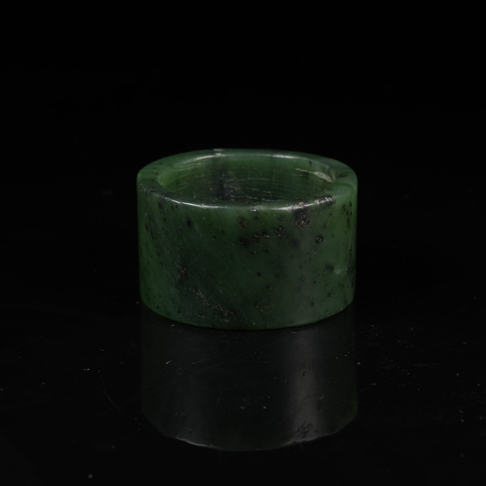 A GREEN NEPHRITE RING: Green Nephrite Ring