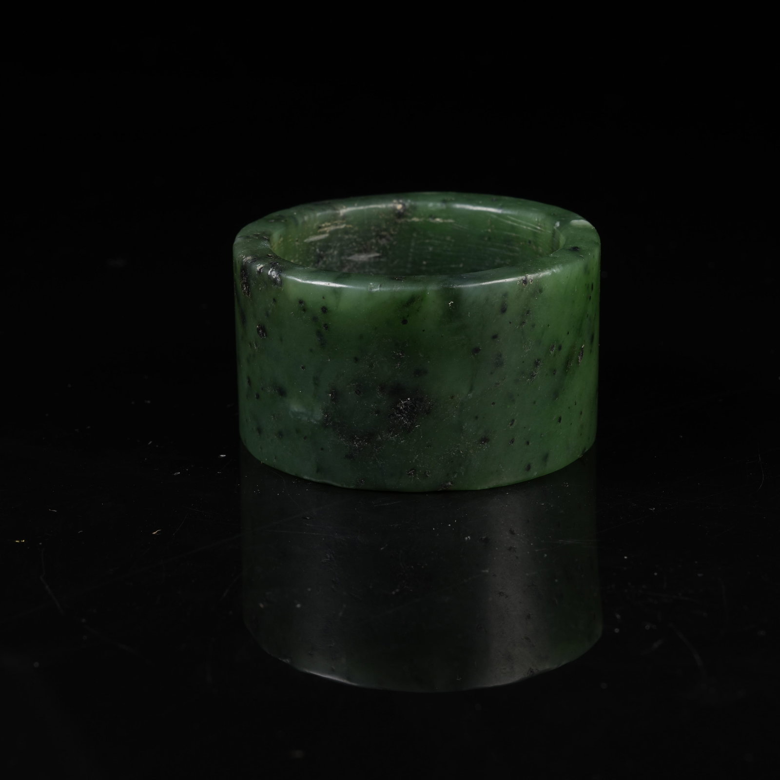 A GREEN NEPHRITE RING - 2