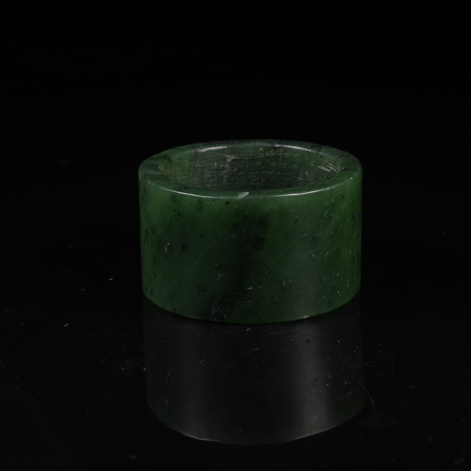 A GREEN NEPHRITE RING - 3