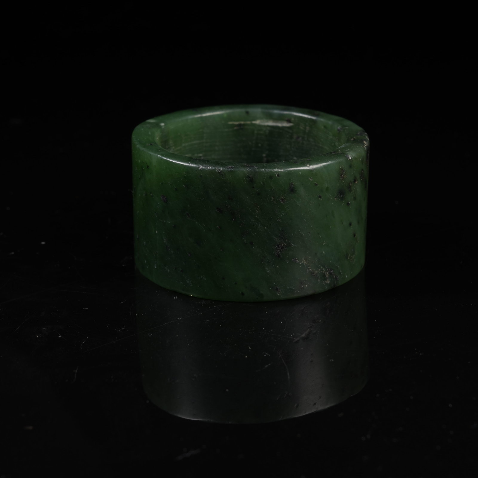 A GREEN NEPHRITE RING - 4