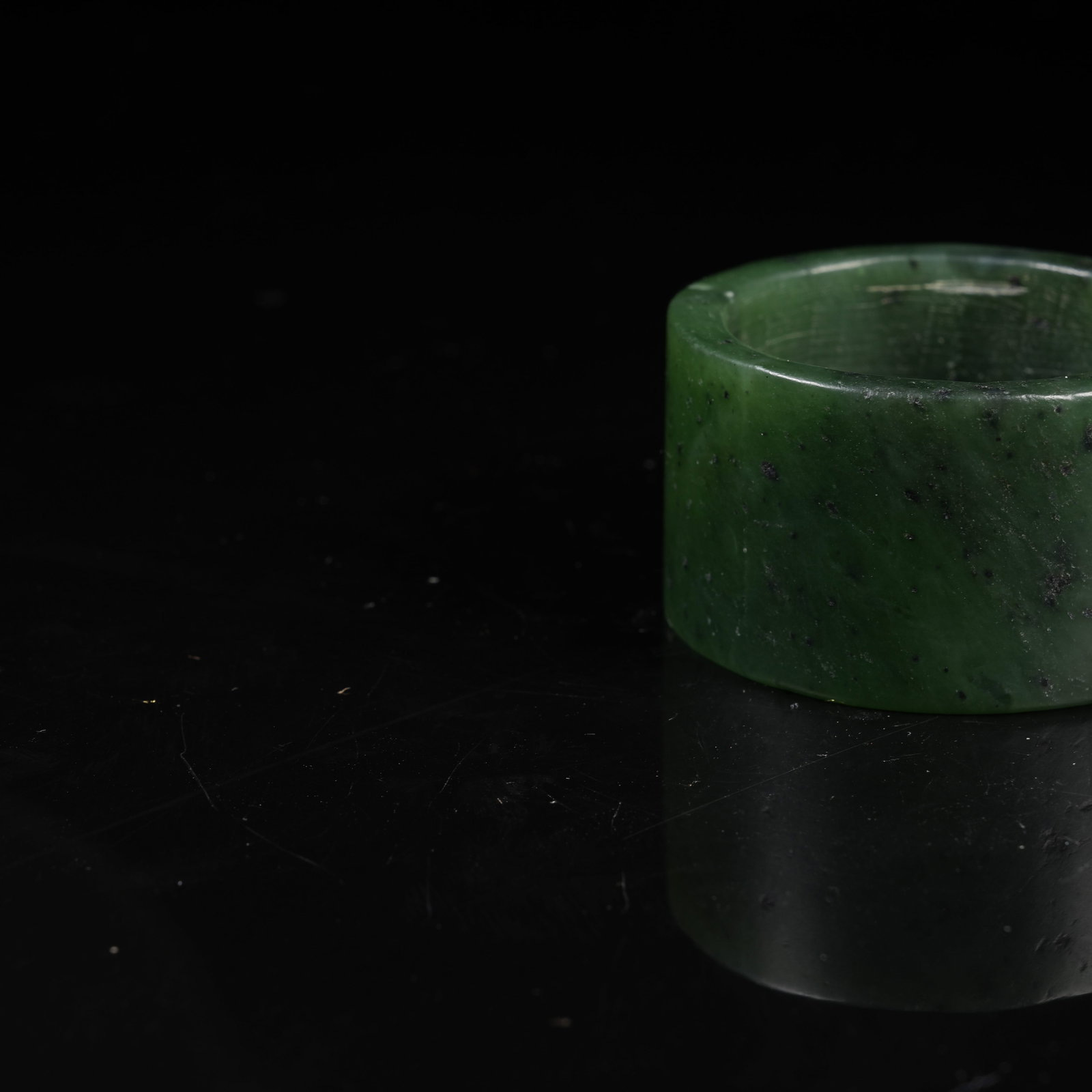 A GREEN NEPHRITE RING - 5
