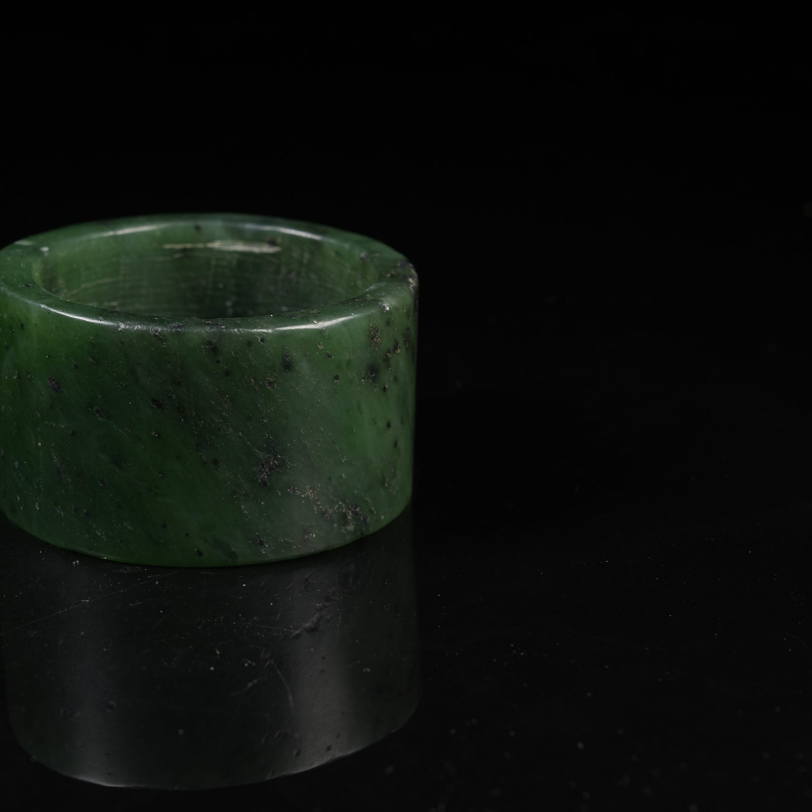 A GREEN NEPHRITE RING - 6