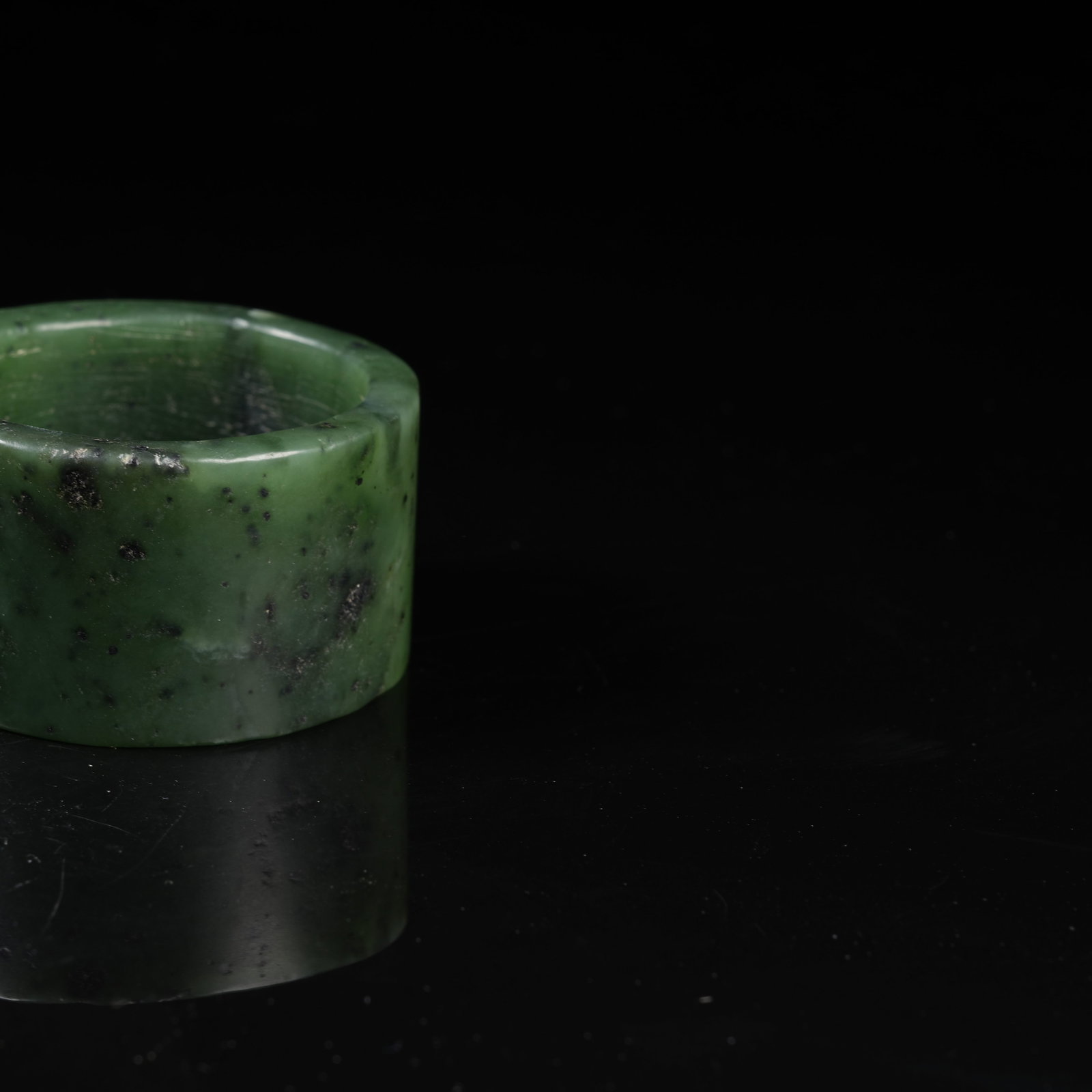 A GREEN NEPHRITE RING - 7