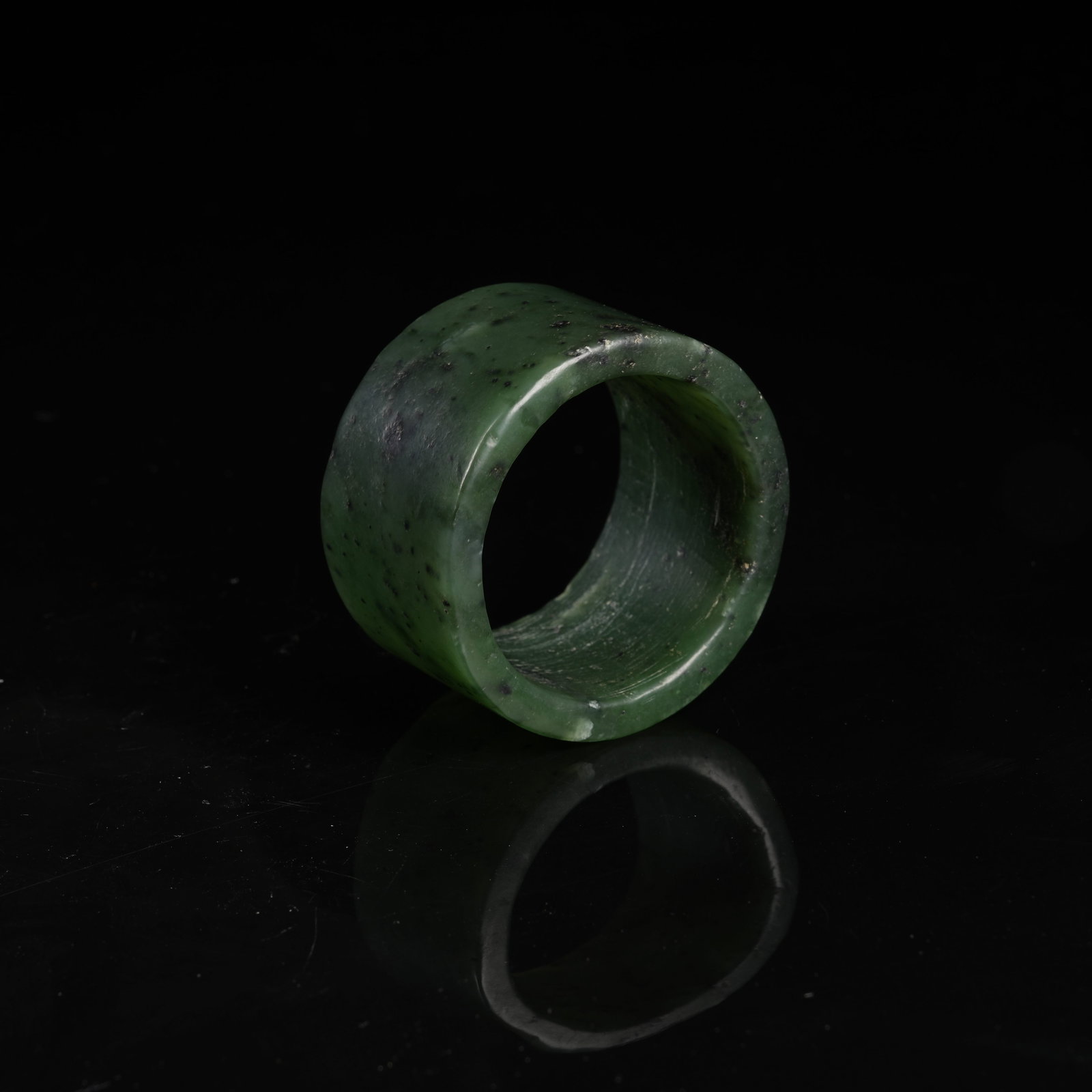 A GREEN NEPHRITE RING - 8