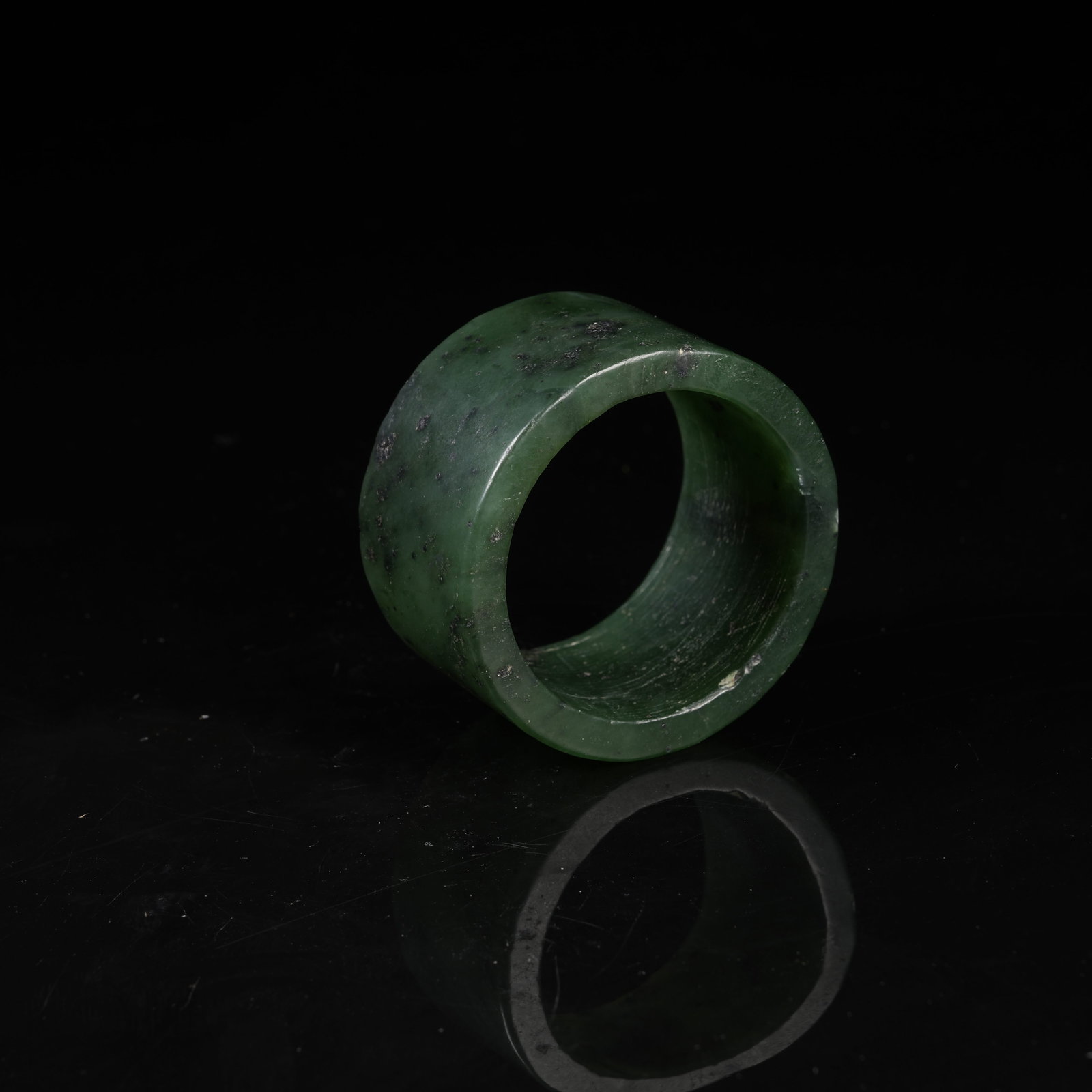 A GREEN NEPHRITE RING - 9