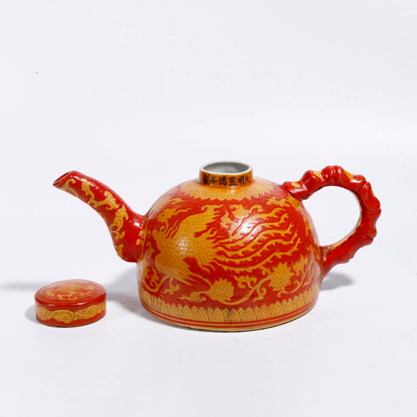 A RED-GROUND YELLOW PHOENIX PATTERN EWER: Red-ground Yellow Phoenix Pattern Ewer