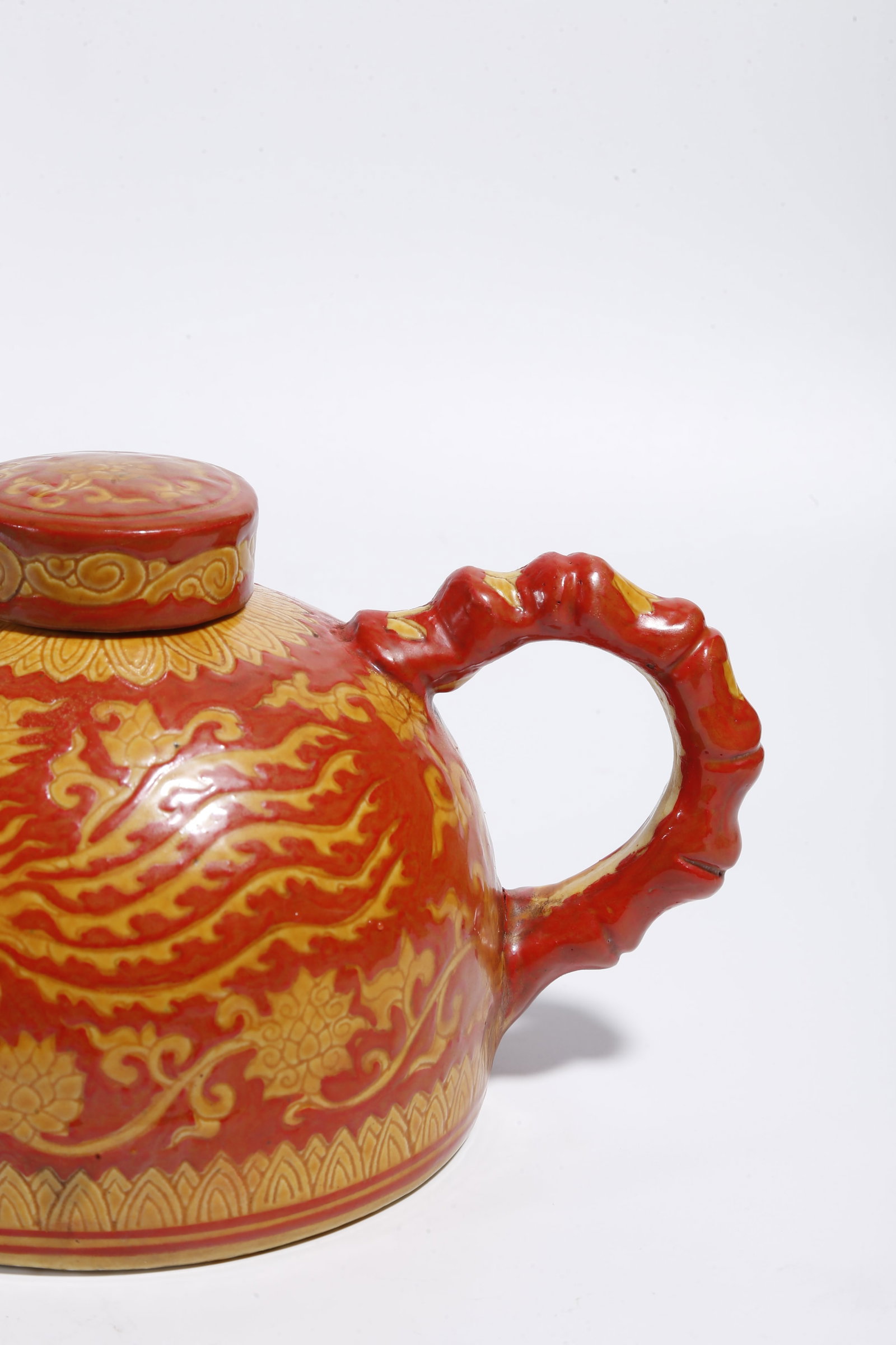 A RED-GROUND YELLOW PHOENIX PATTERN EWER - 6
