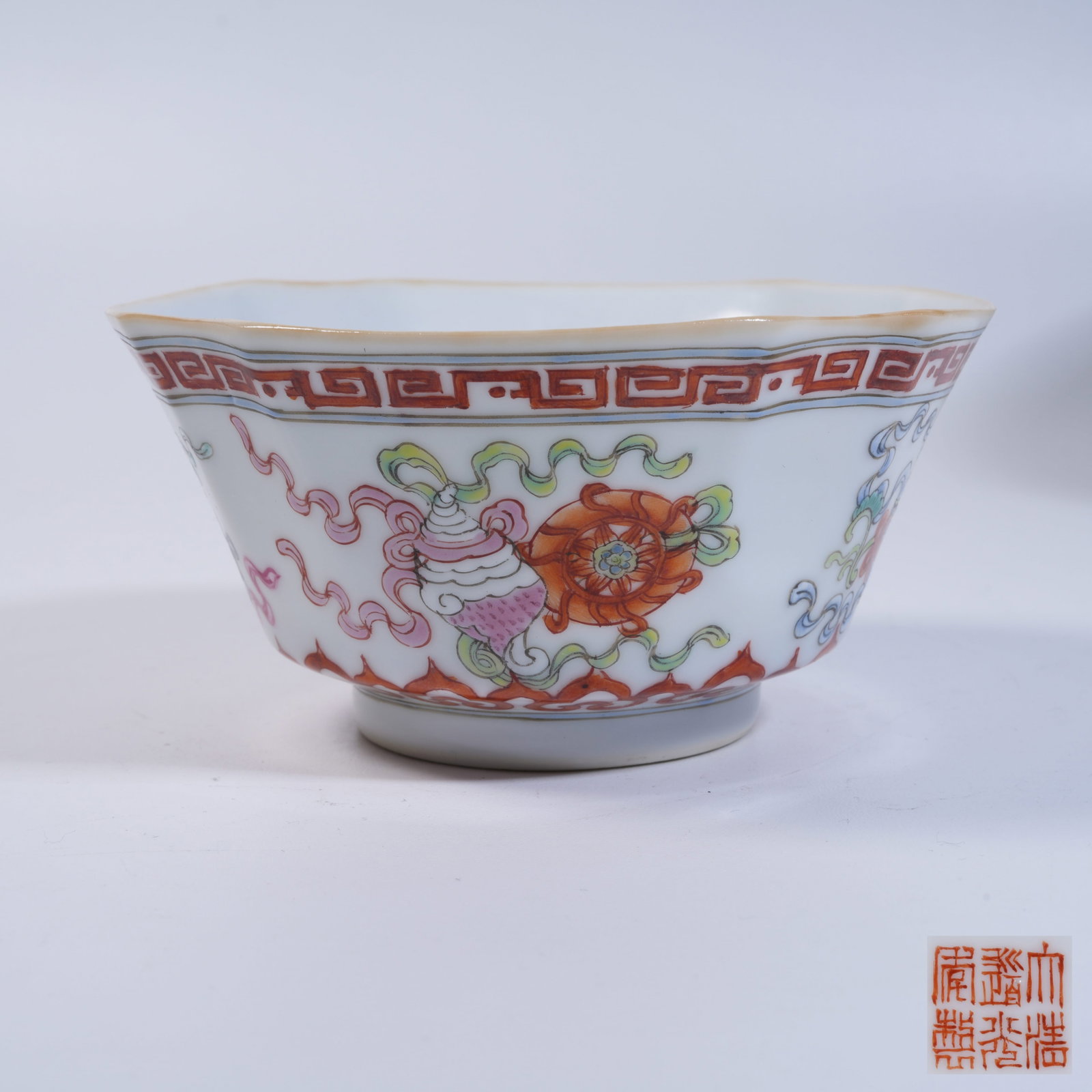 A FAMILLE ROSE FLOWER-RIMMED BOWL WITH EIGHT TREASURES PATTERN: Famille Rose Flower-rimmed Bowl with Eight Treasures Pattern