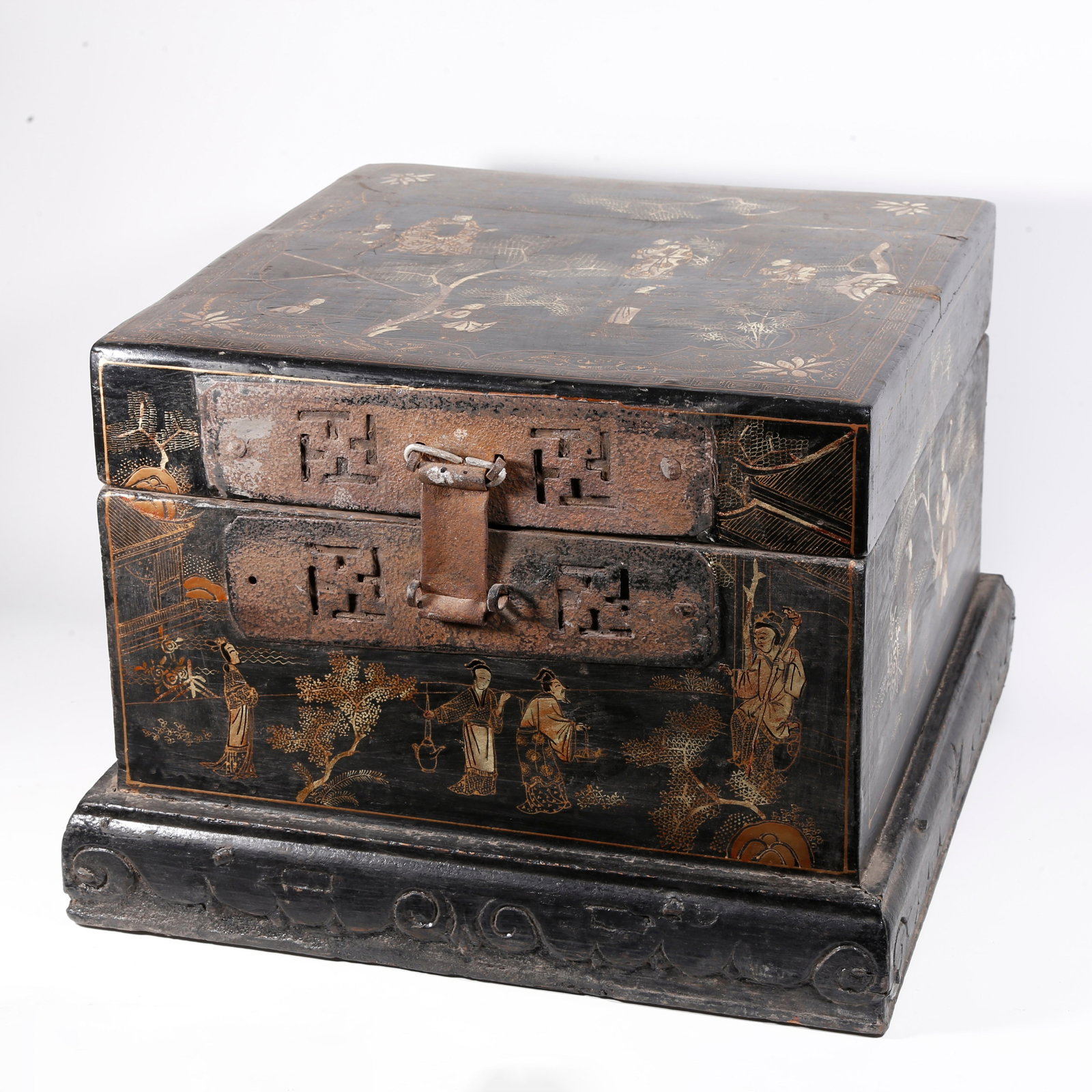A GOLD-TRACED LACQUER BOOK CHEST WITH FIGURE STORY PATTERN (1 of 9)