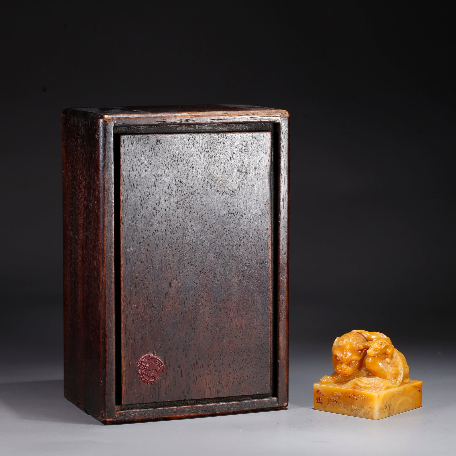 A SEAL WITH GRAND AND YOUNG LION KNOB CARVED FROM SHOUSHAN TIANHUANG STONE: Seal with Grand and Young Lion Knob Carved from Shoushan Tianhuang Stone