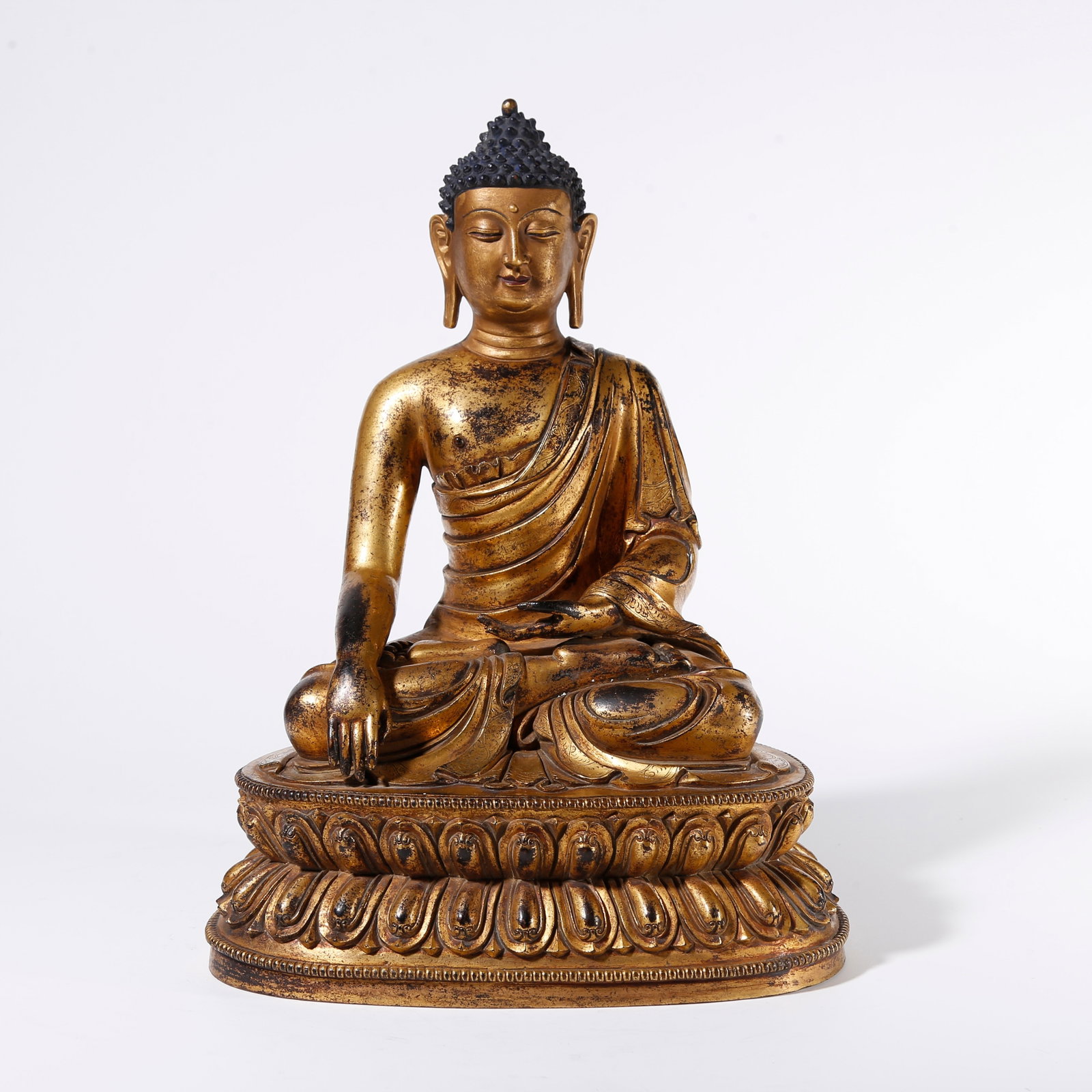 A GILT BRONZE STATUE OF SHAKYAMUNI: Gilt Bronze Statue of Shakyamuni
