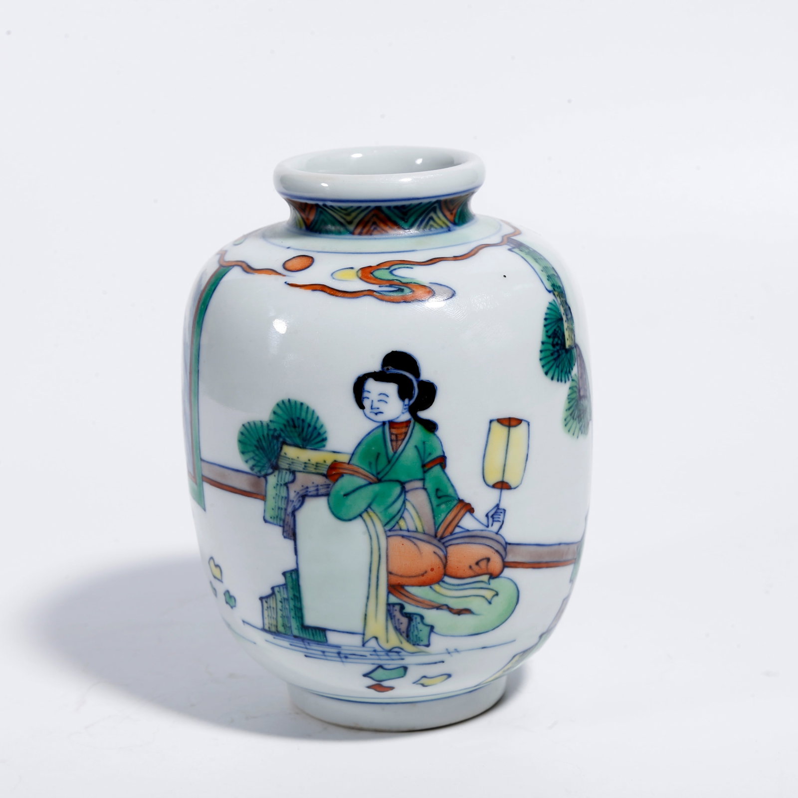 A WUCAI LADIES FIGURE JAR (1 of 9)