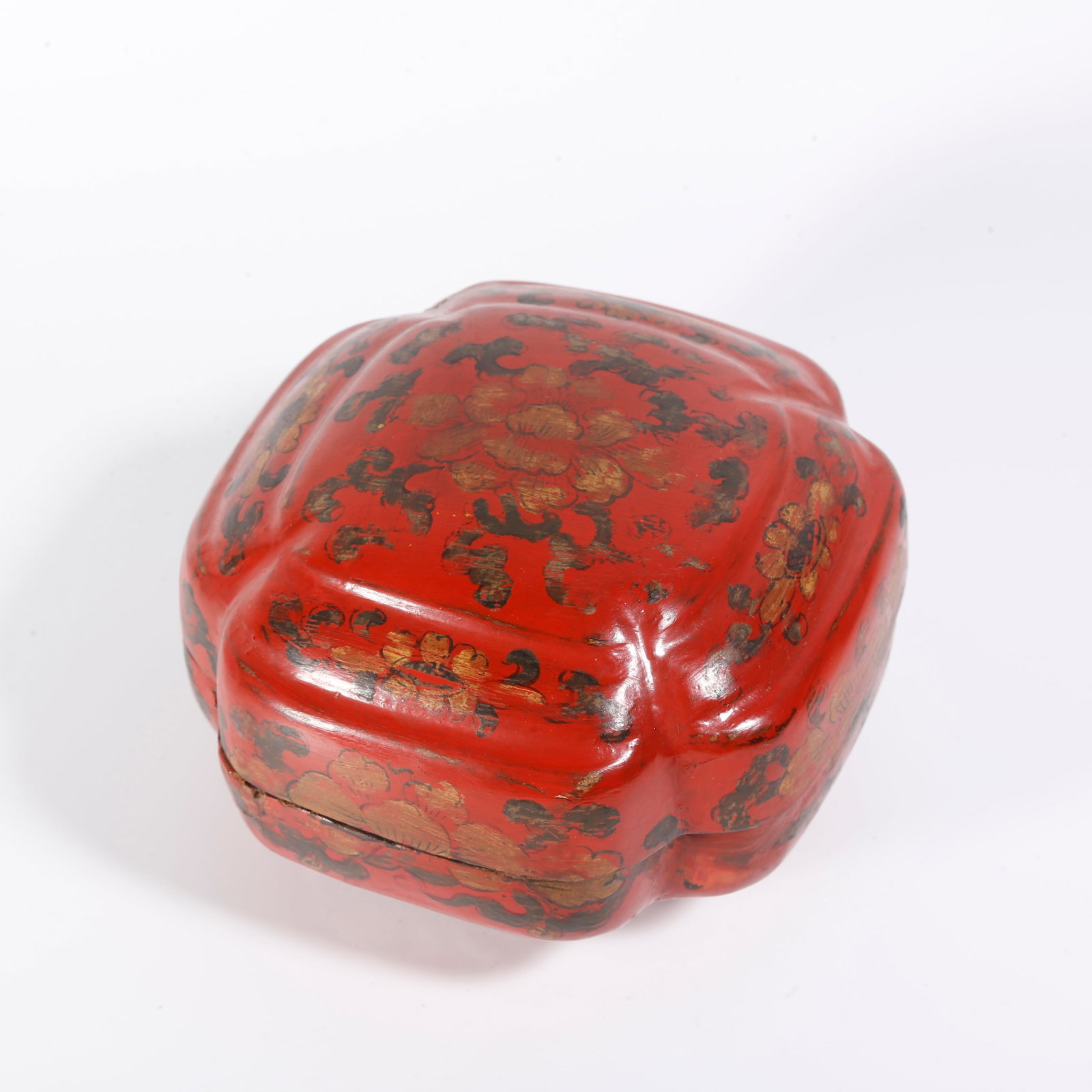 A SQUARE-CORNERED CARVED LACQUER BOX WITH FLORAL PATTERN: Square-cornered Carved Lacquer Box with Floral Pattern