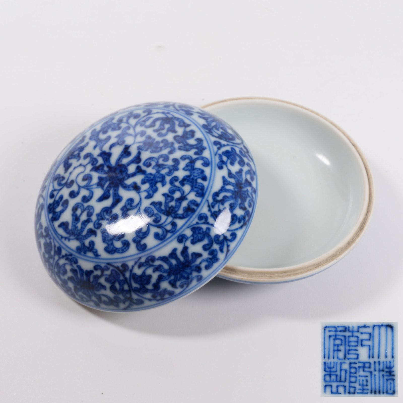 A BLUE AND WHITE SEAL PASTE BOX WITH INTERLOCKING FLORAL PATTERN: Blue and White Seal Paste Box with Interlocking Floral Pattern