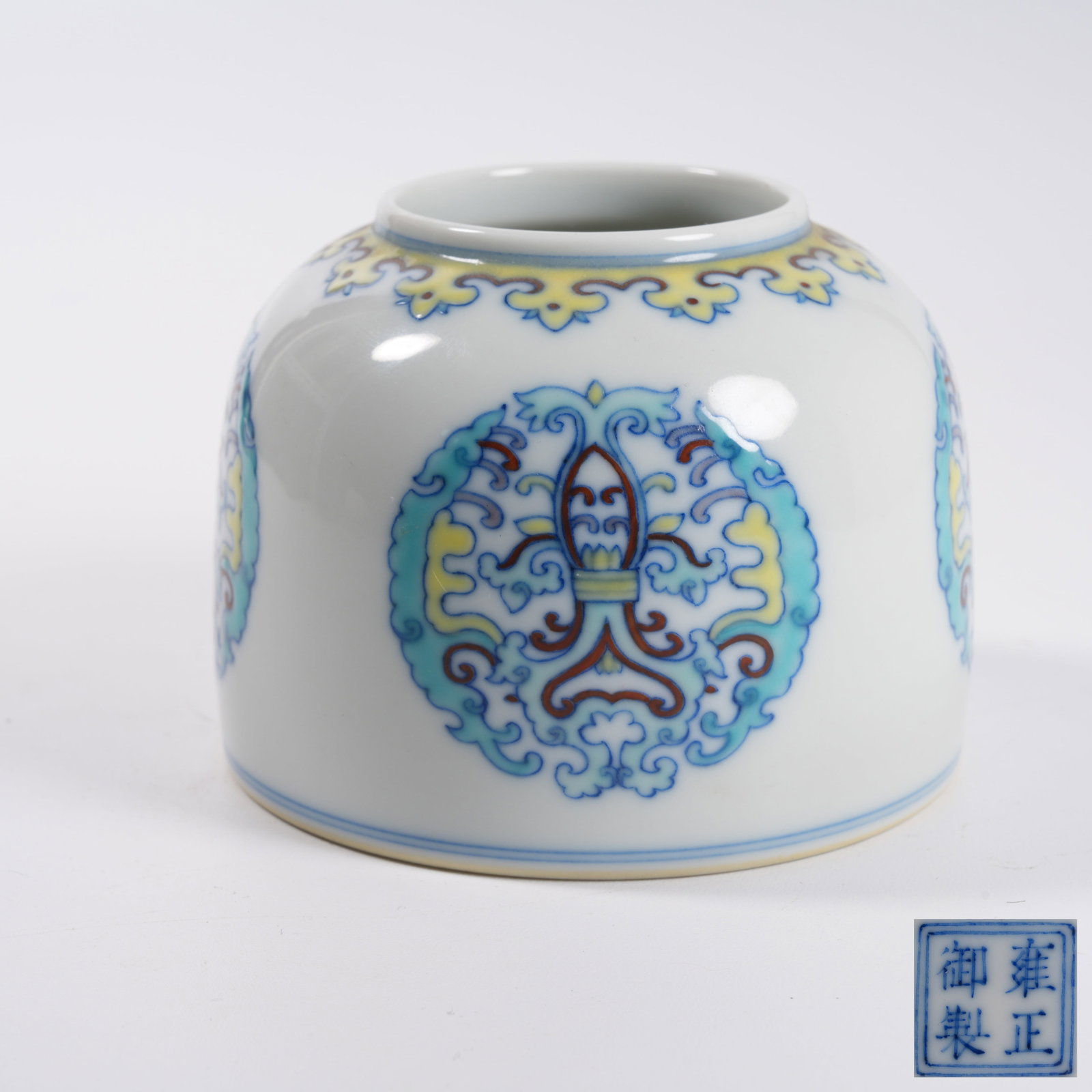 A DOUCAI HORSESHOE ZUN WITH PRECIOUS FLORAL PATTERN: Doucai Horseshoe Zun with Precious Floral Pattern