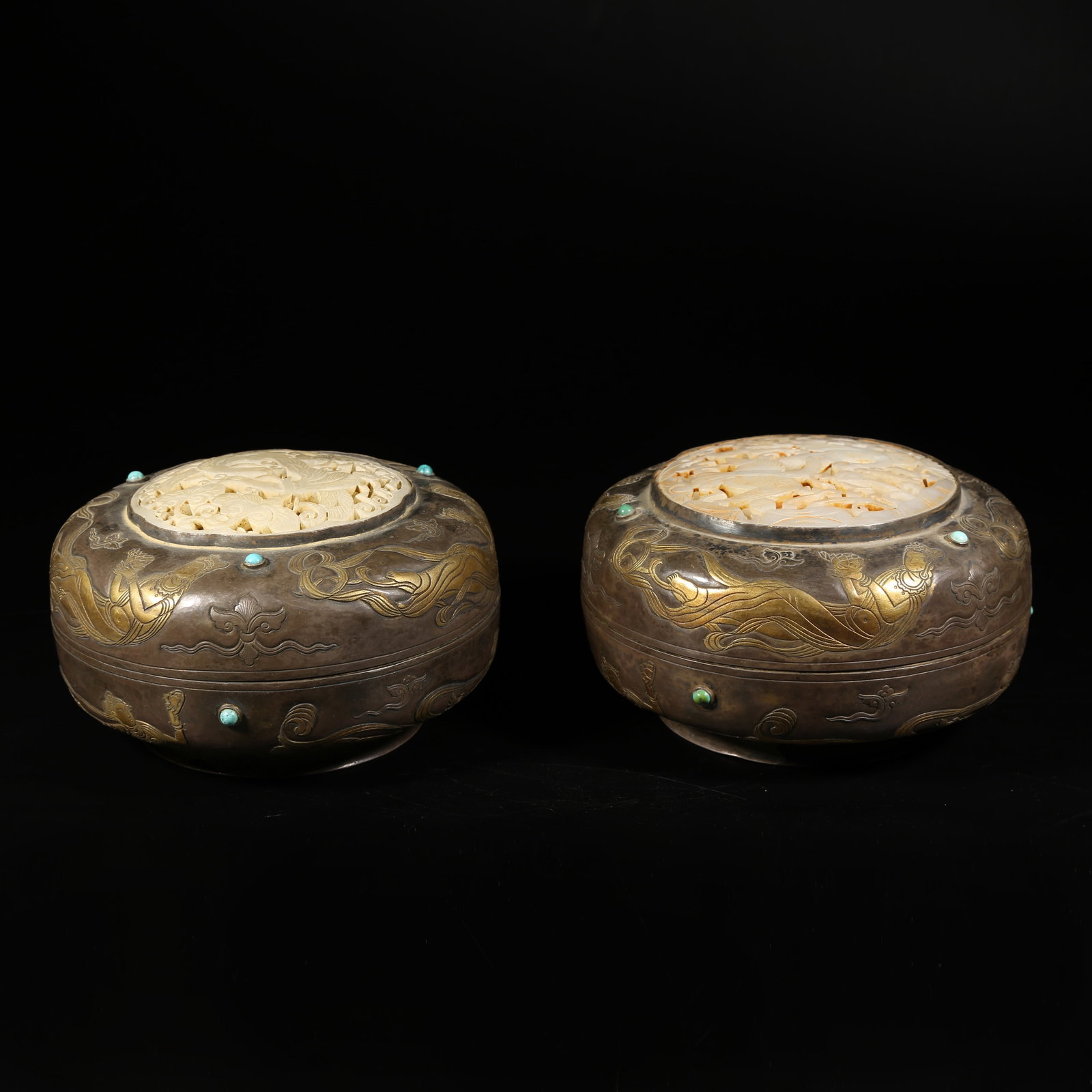 A SILVER PARTIALLY GILT COVERED BOX WITH FEITIAN DESIGN INLAID WITH HETIAN JADE SET: Silver Partially Gilt Covered Box with Feitian Design Inlaid with Hetian Jade Set
