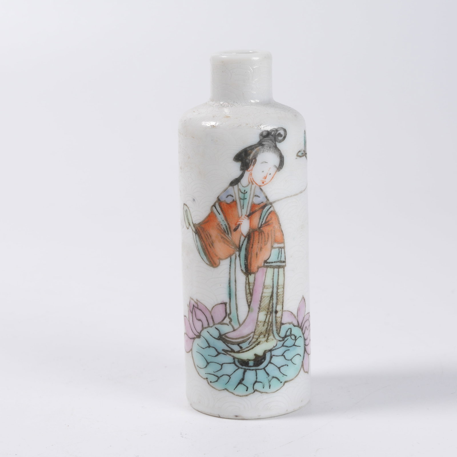 A FAMILLE ROSE SNUFF BOTTLE WITH MAGU PRESENTING LONGEVITY PATTERN: Famille Rose Snuff Bottle with Magu Presenting Longevity Pattern