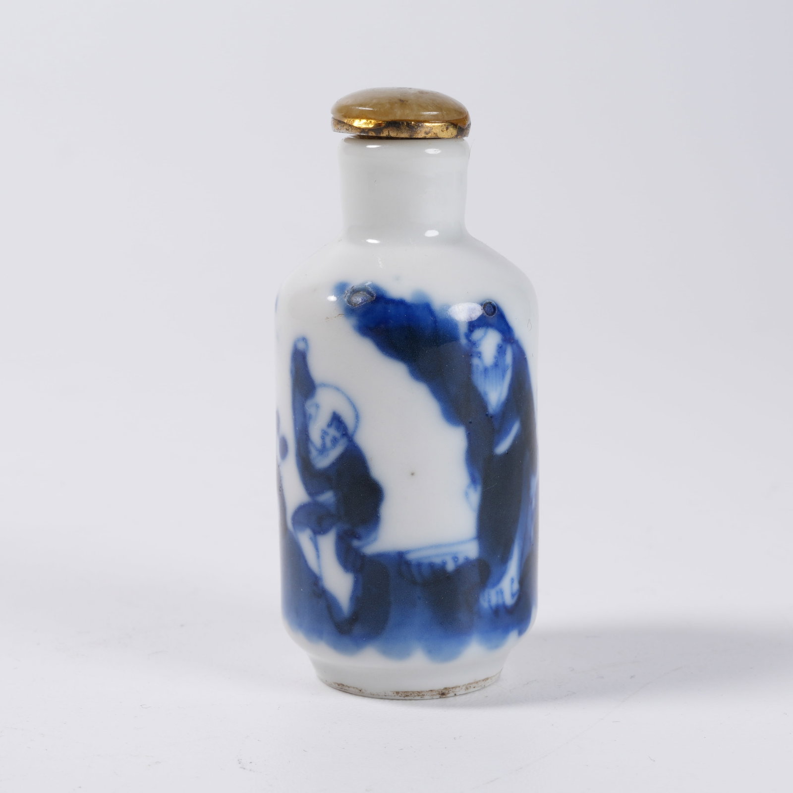 A BLUE AND WHITE SNUFF BOTTLE WITH FIGURE PATTERN (1 of 9)