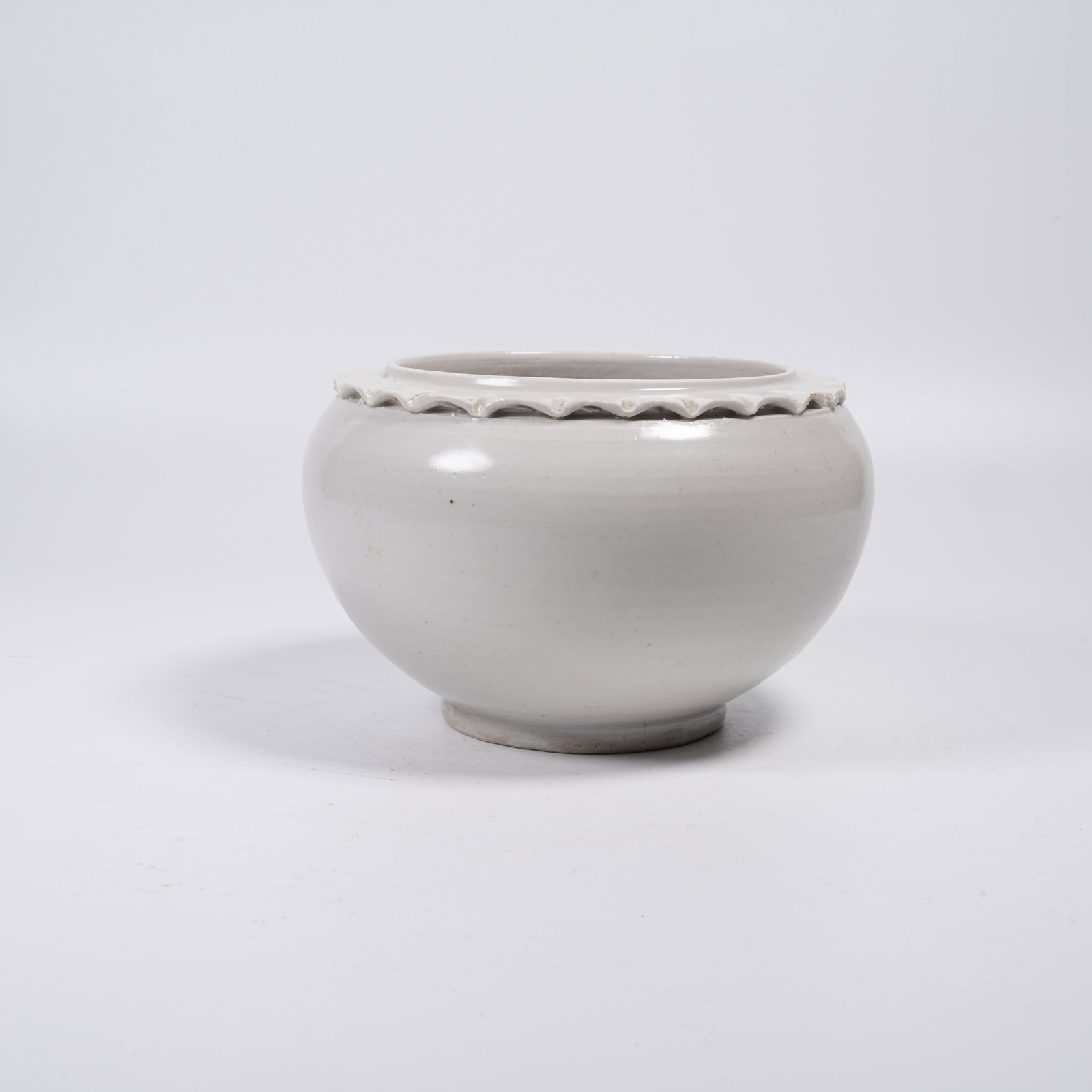 A XINGYAO FLORAL-RIM BOWL: Xingyao Floral-rim Bowl