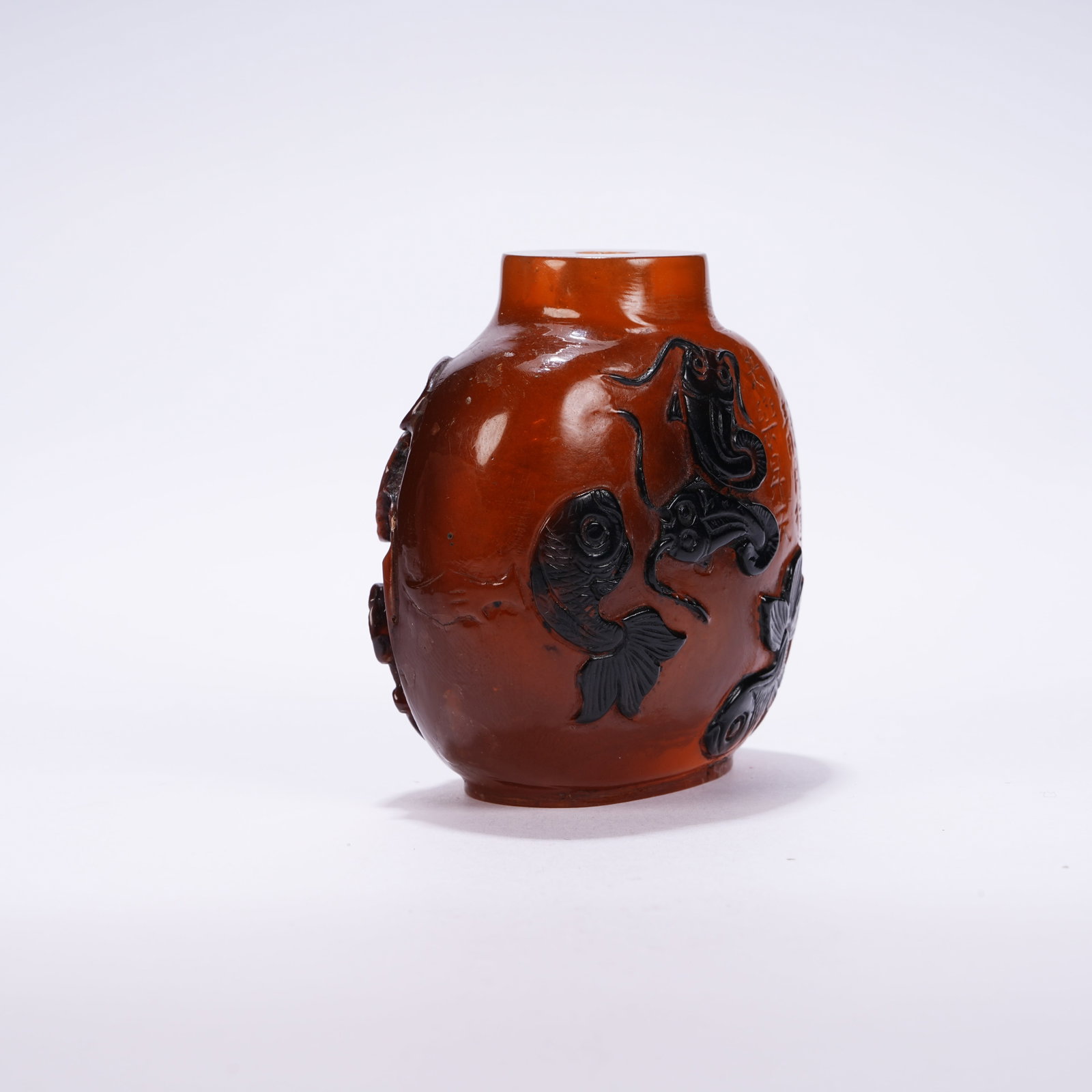 A AMBER FISH PATTERN SNUFF BOTTLE - 2