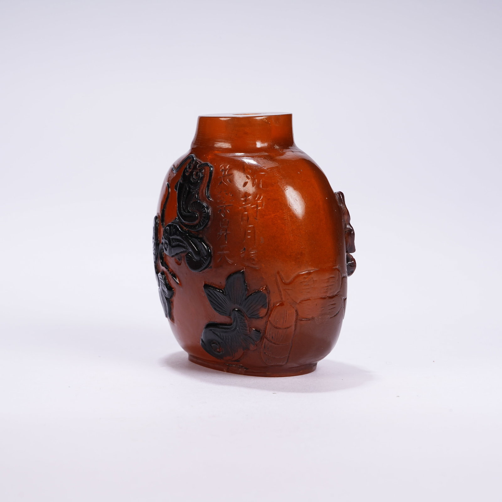 A AMBER FISH PATTERN SNUFF BOTTLE - 3