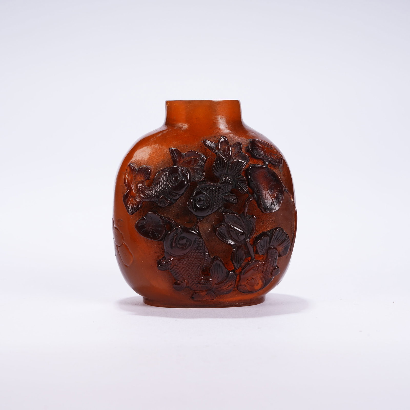 A AMBER FISH PATTERN SNUFF BOTTLE - 4