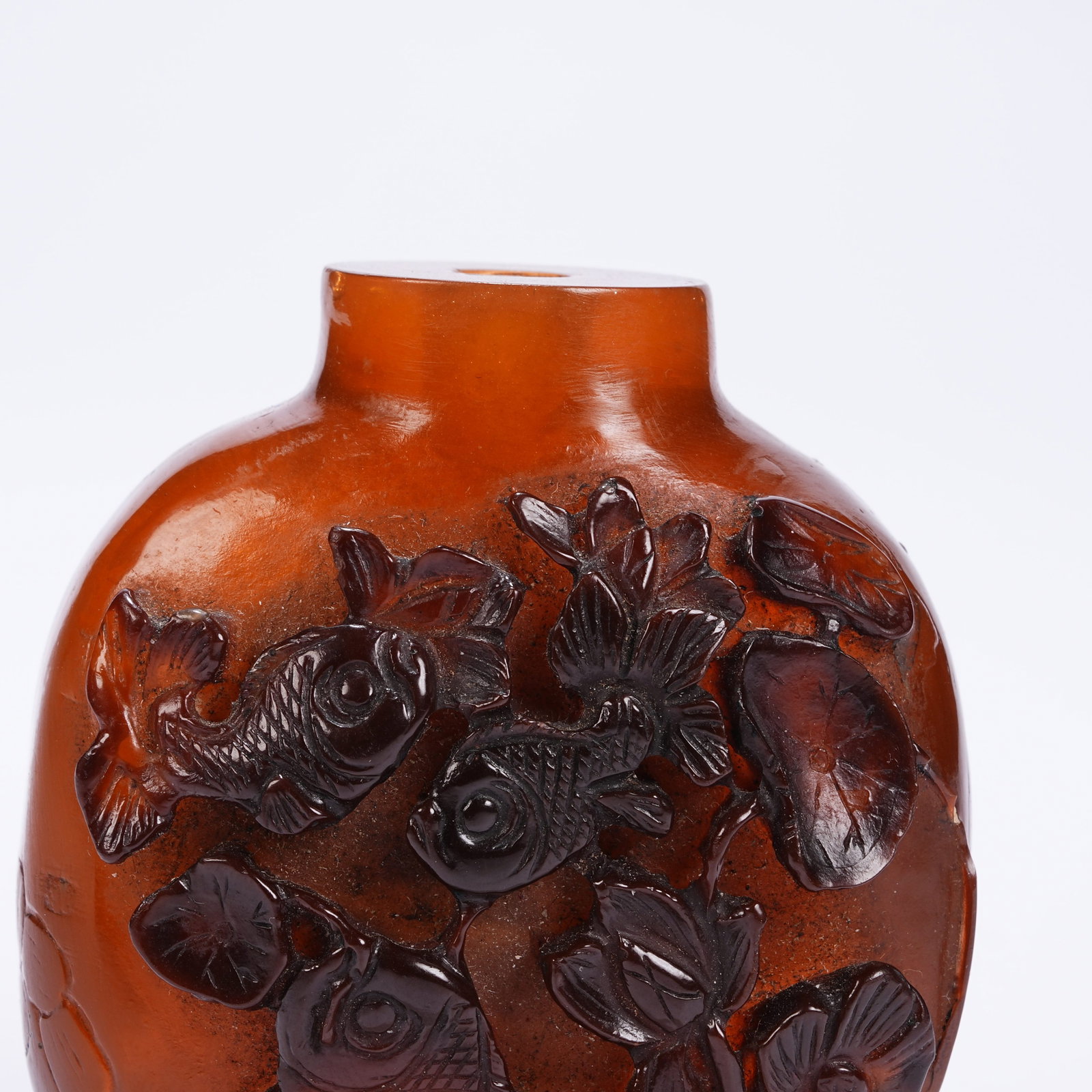 A AMBER FISH PATTERN SNUFF BOTTLE - 5